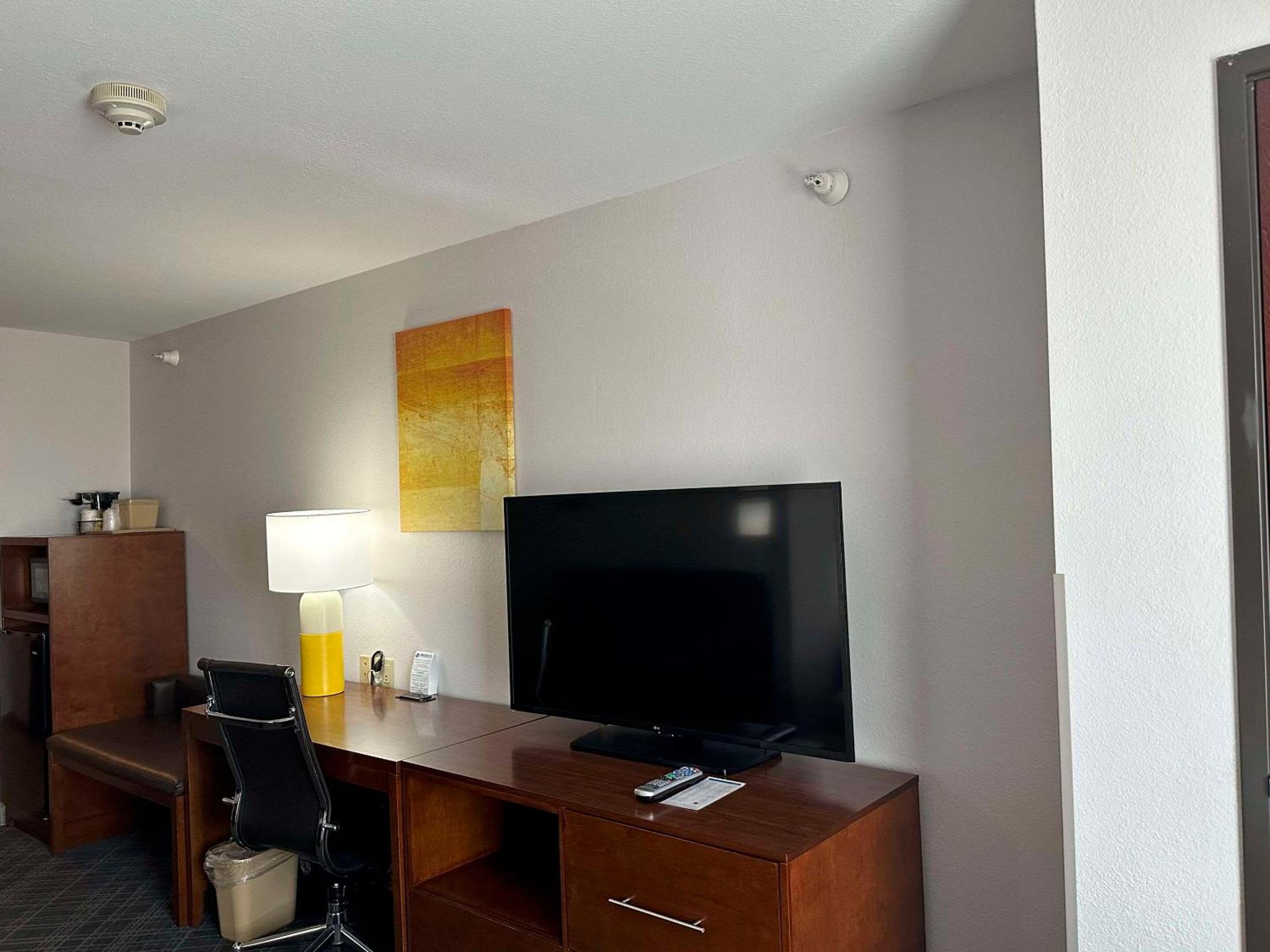 King Suite - Non-Smoking - Photo 7