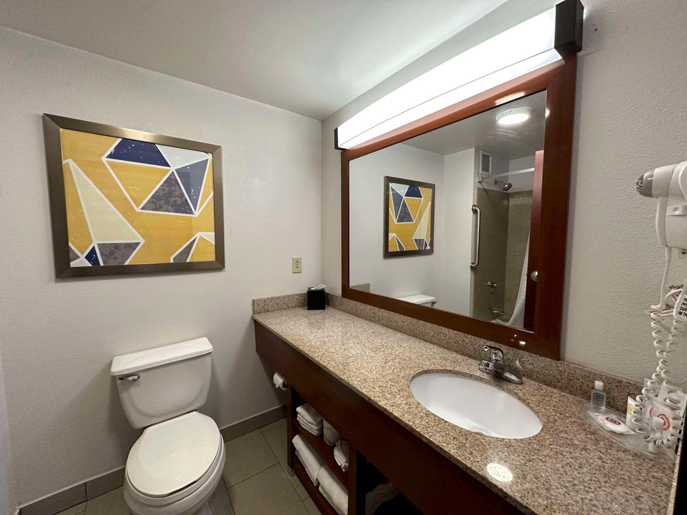Queen Suite with Two Queen Beds - Non-Smoking - Photo 5