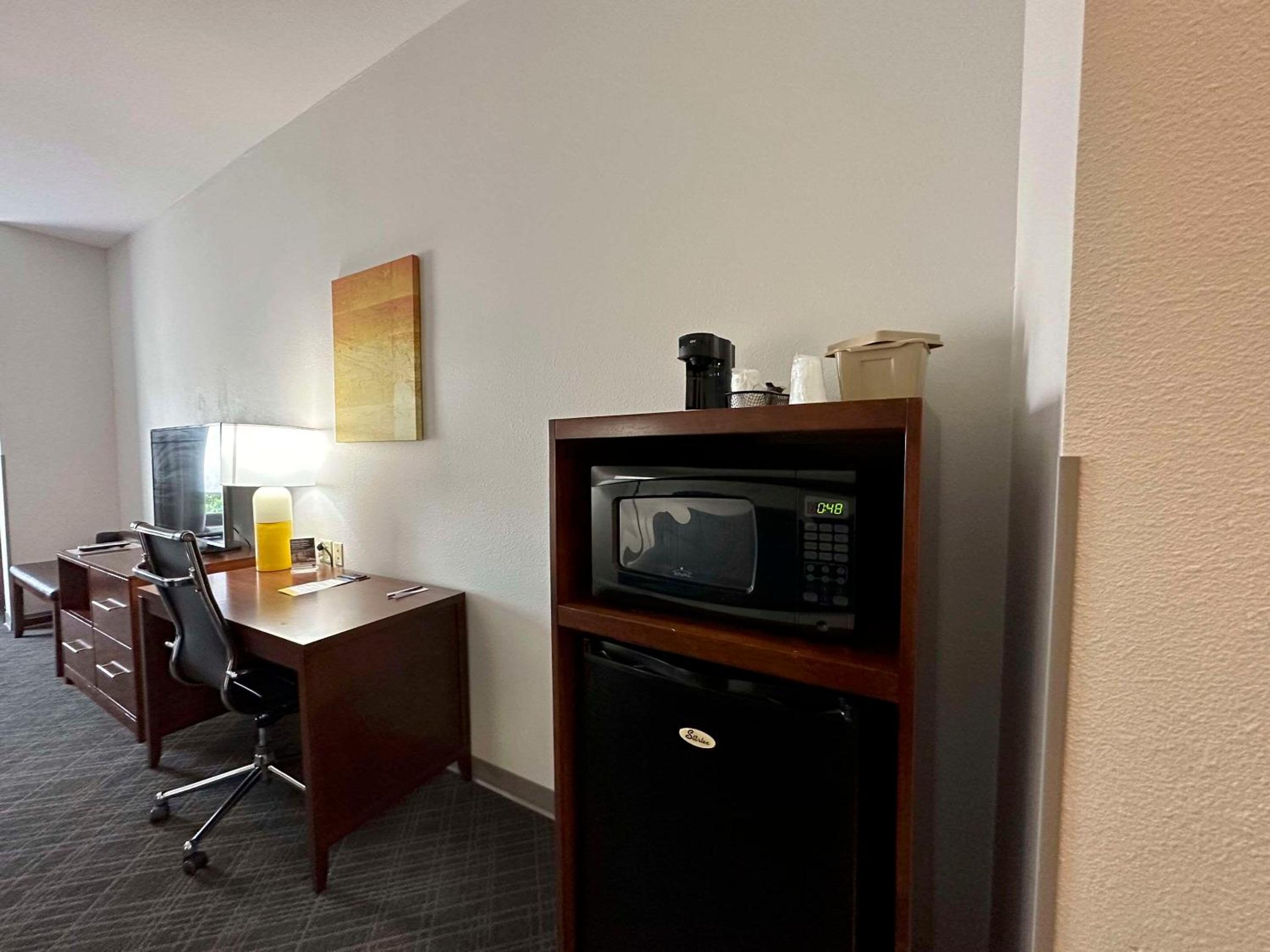 Queen Suite with Two Queen Beds - Non-Smoking - Photo 4