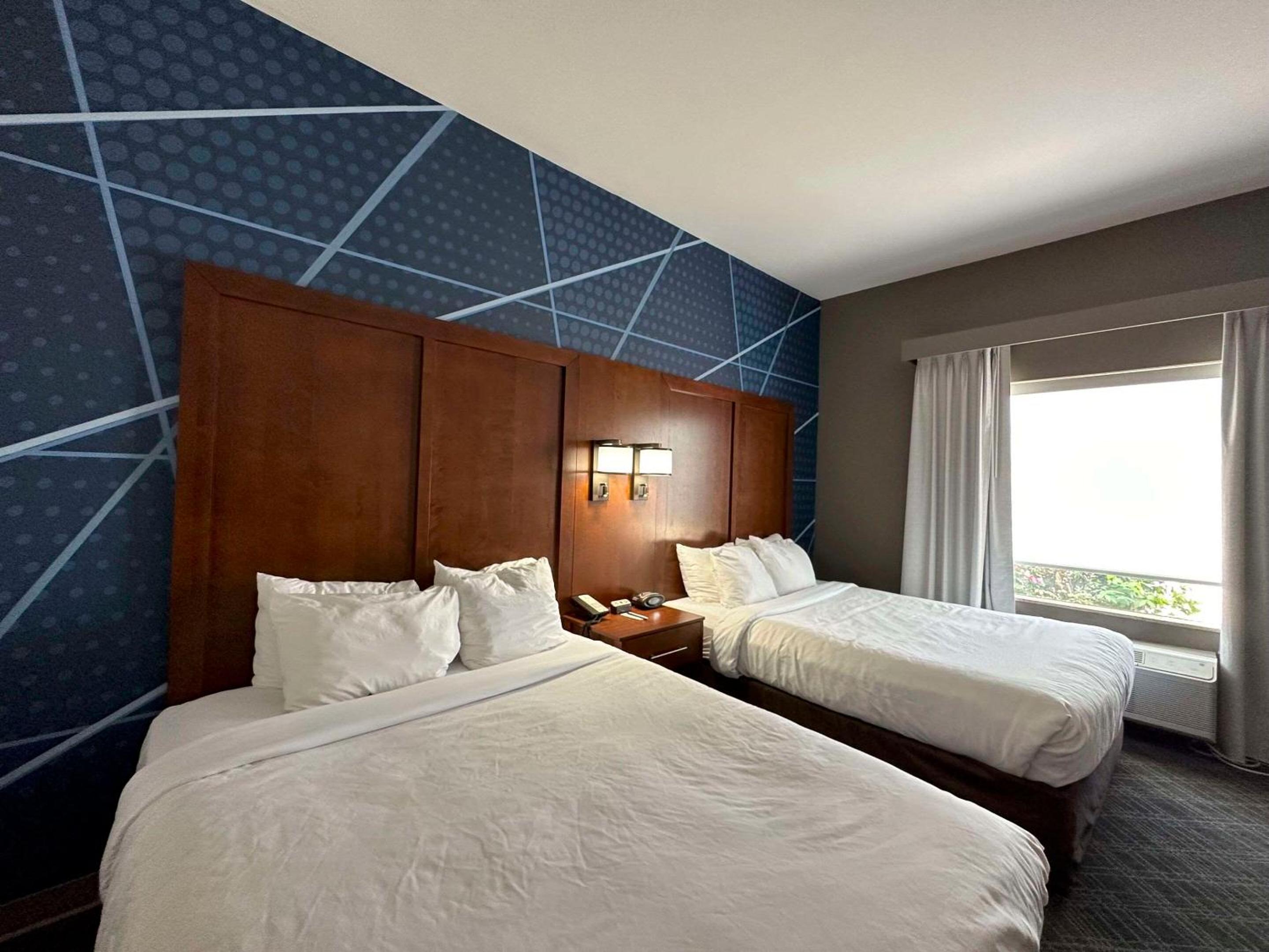 Queen Suite with Two Queen Beds - Non-Smoking - Photo 3