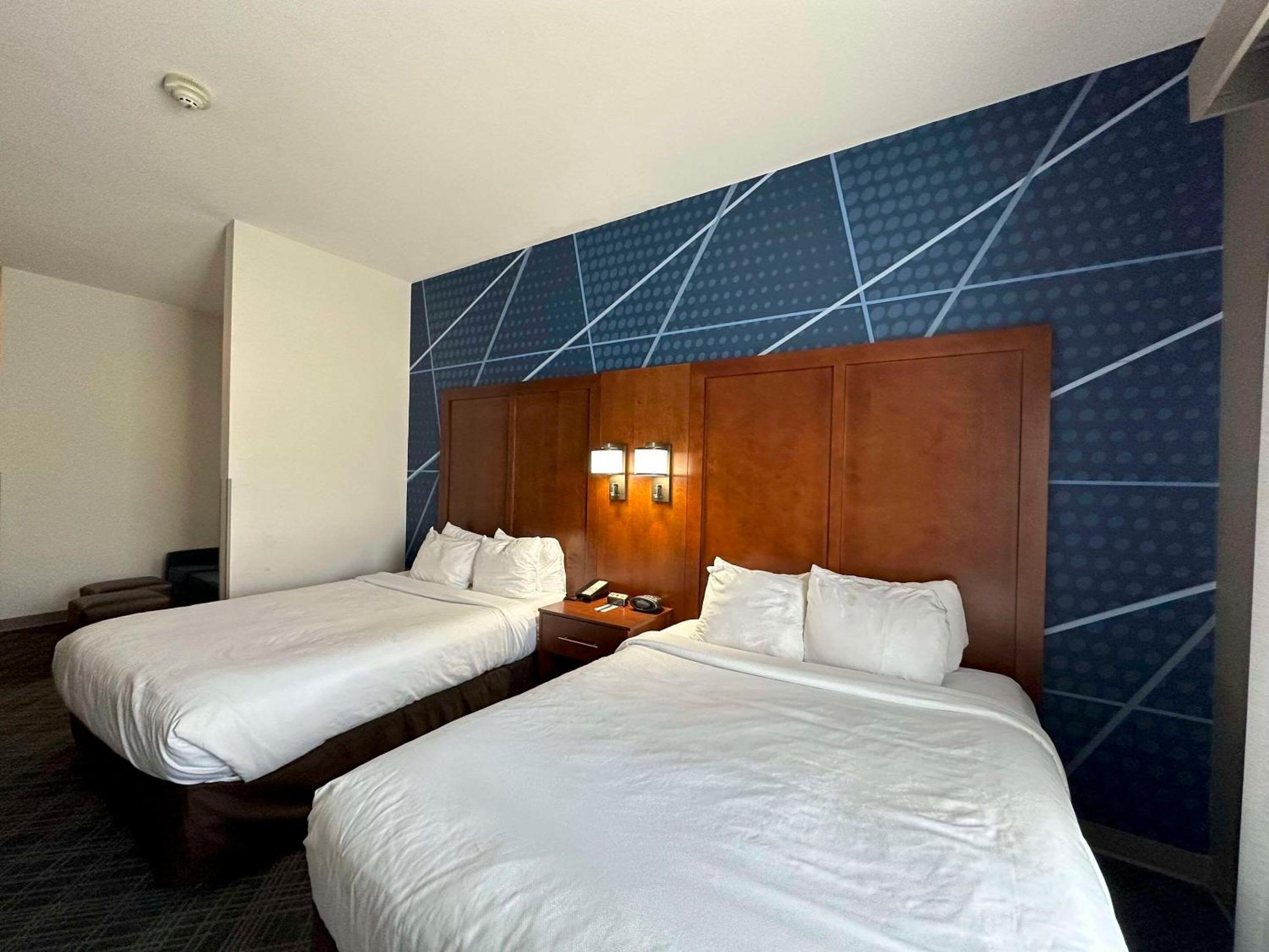 Queen Suite with Two Queen Beds - Non-Smoking - Photo 9