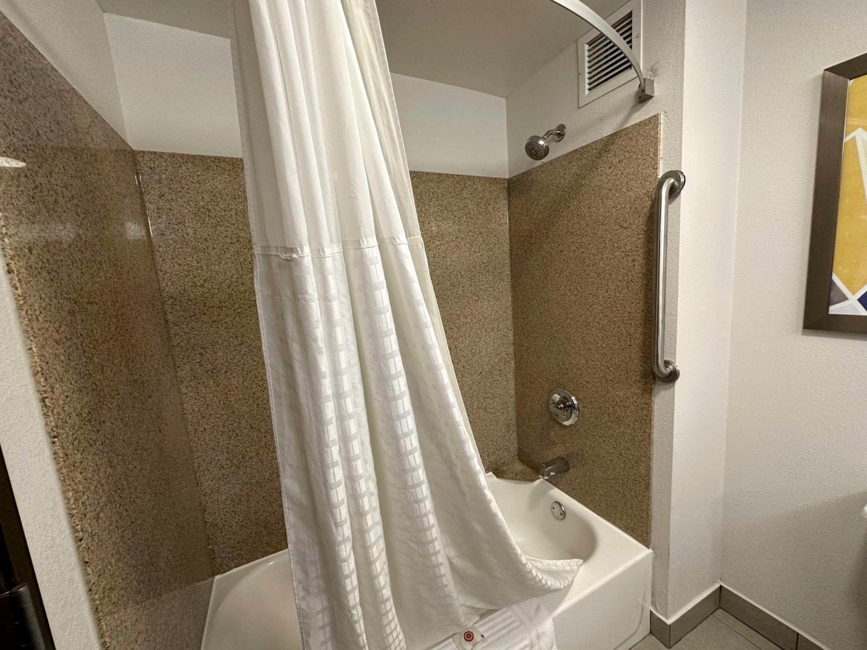 Queen Suite with Two Queen Beds - Non-Smoking - Photo 2