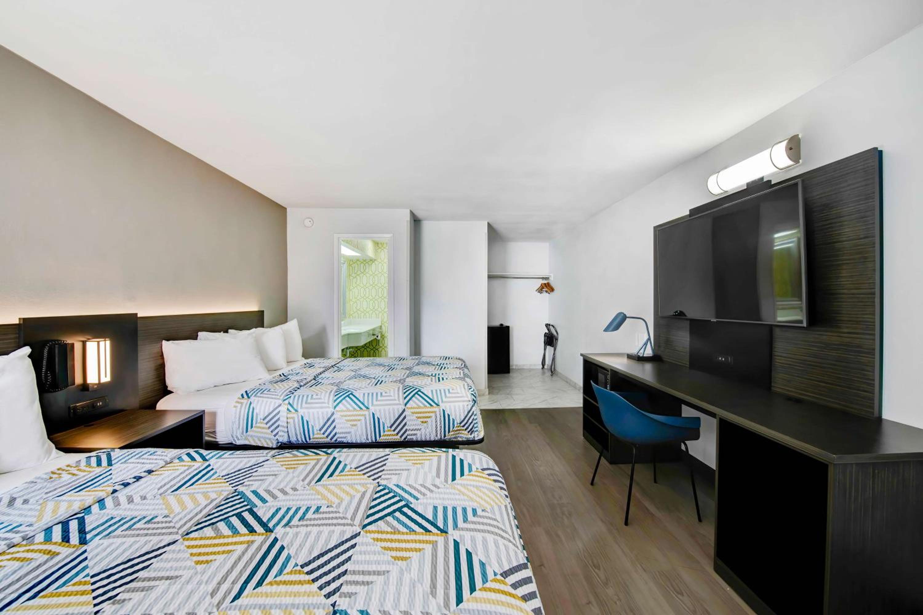 Deluxe Queen Room with Two Queen Beds - Non-Smoking - Photo 1