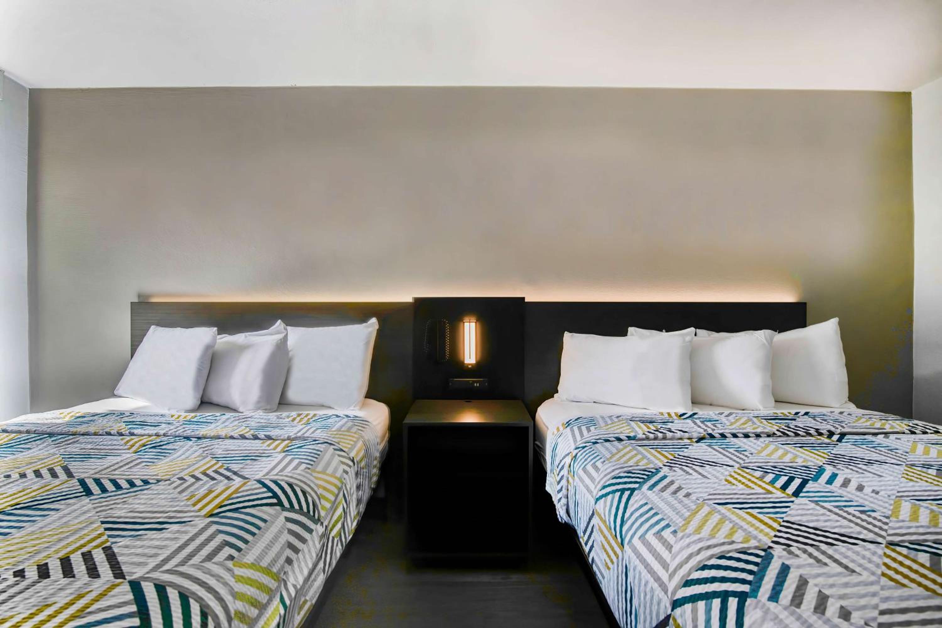Deluxe Queen Room with Two Queen Beds - Non-Smoking - Photo 16
