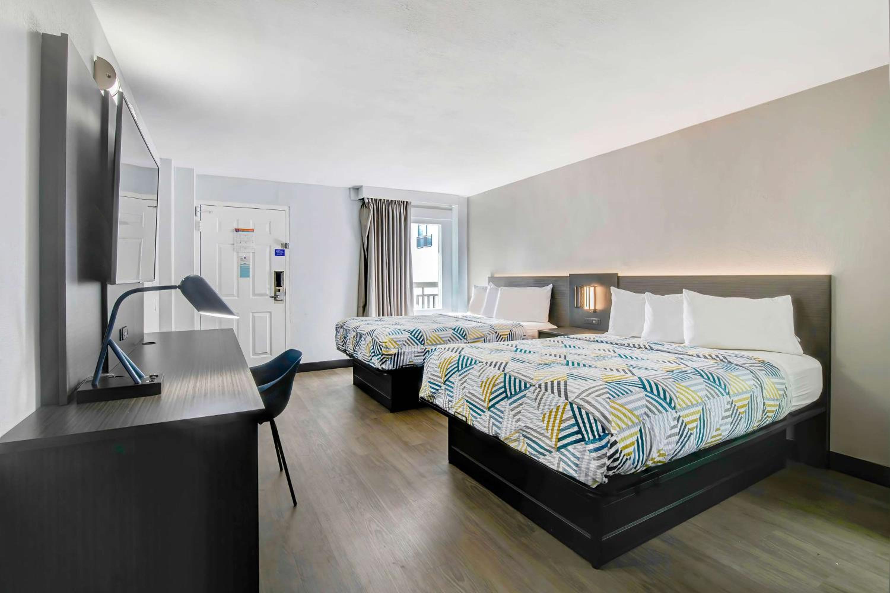 Deluxe Queen Room with Two Queen Beds - Non-Smoking - Photo 15