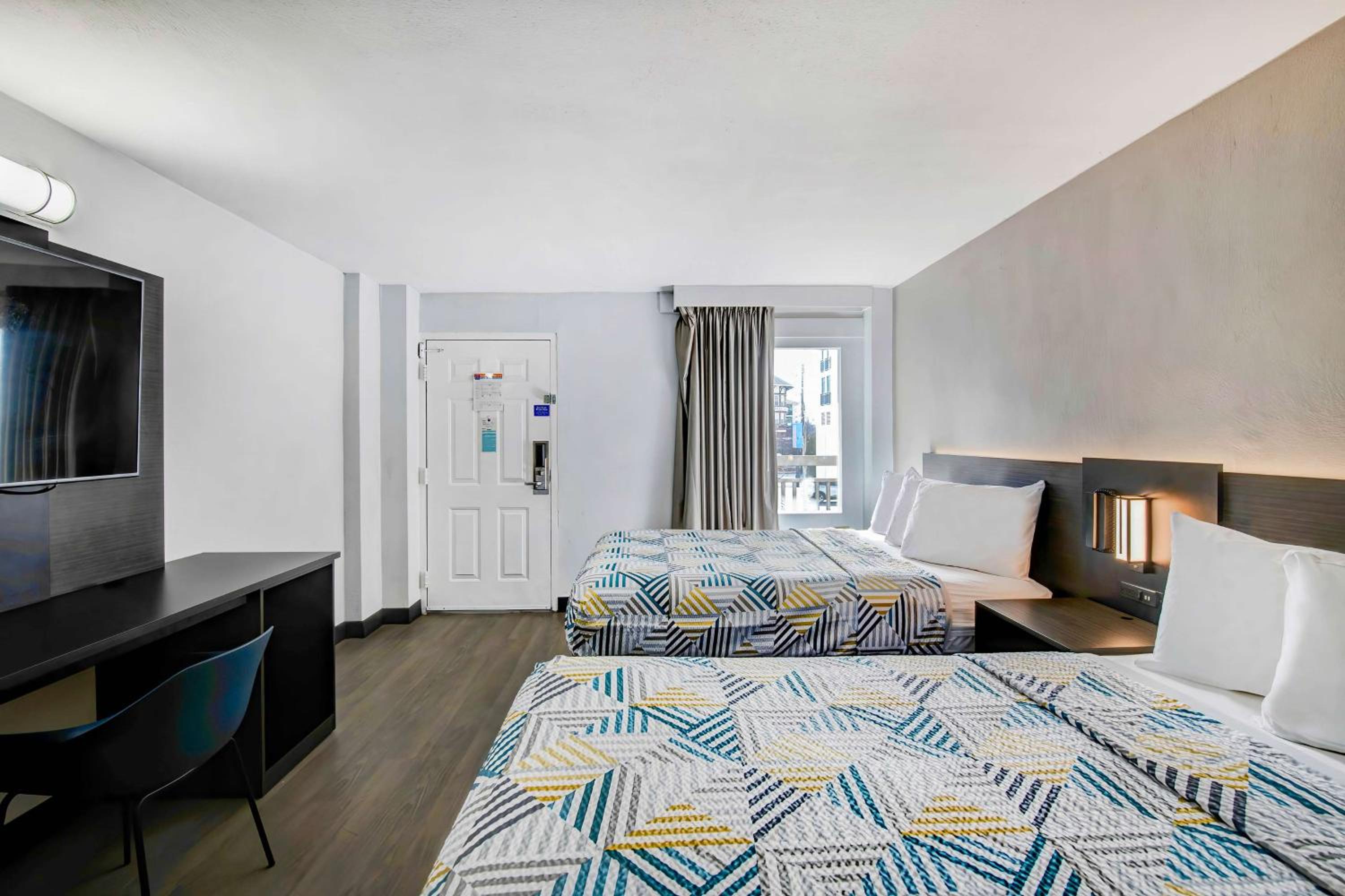 Deluxe Queen Room with Two Queen Beds - Non-Smoking - Photo 13