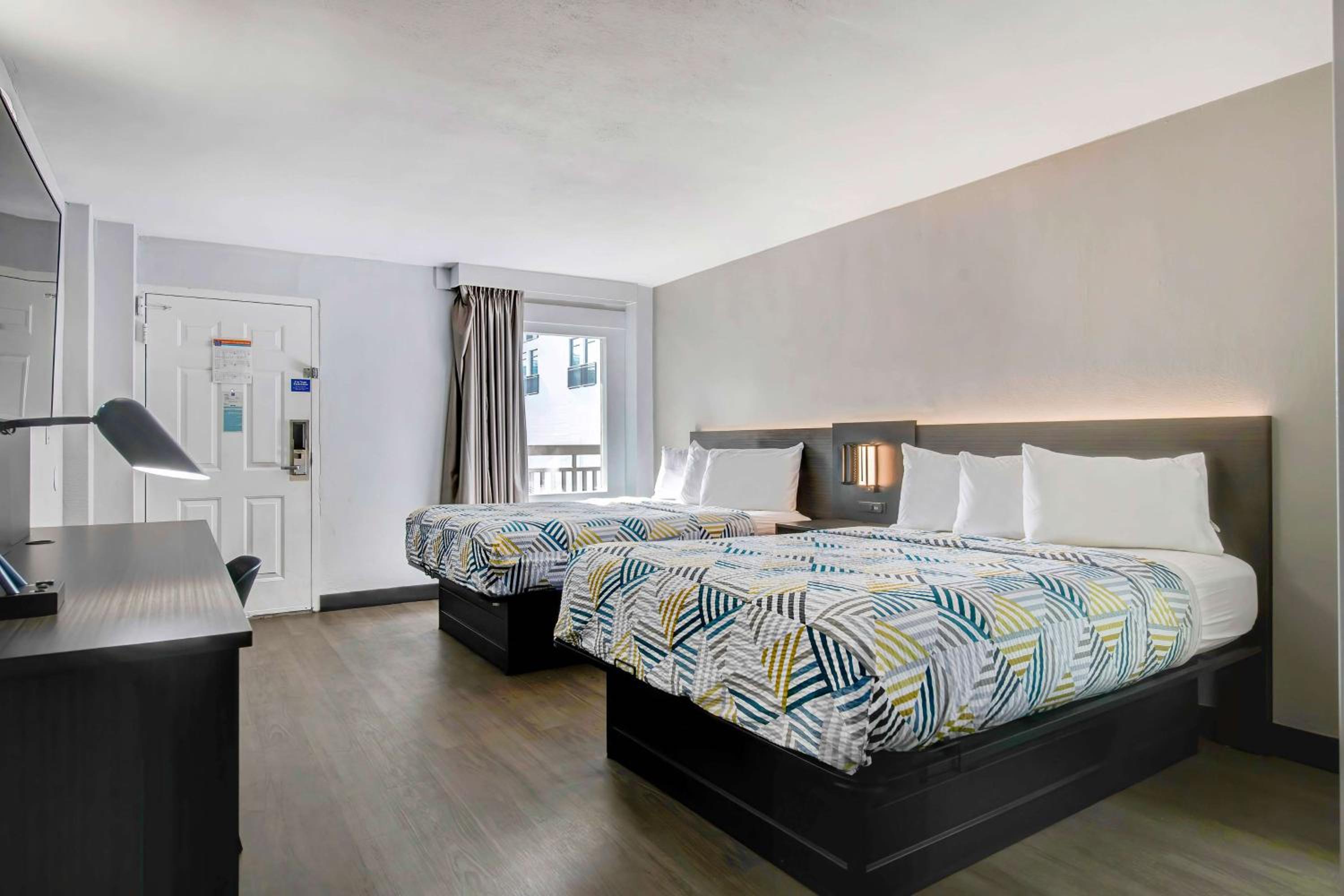 Deluxe Queen Room with Two Queen Beds - Non-Smoking - Photo 12