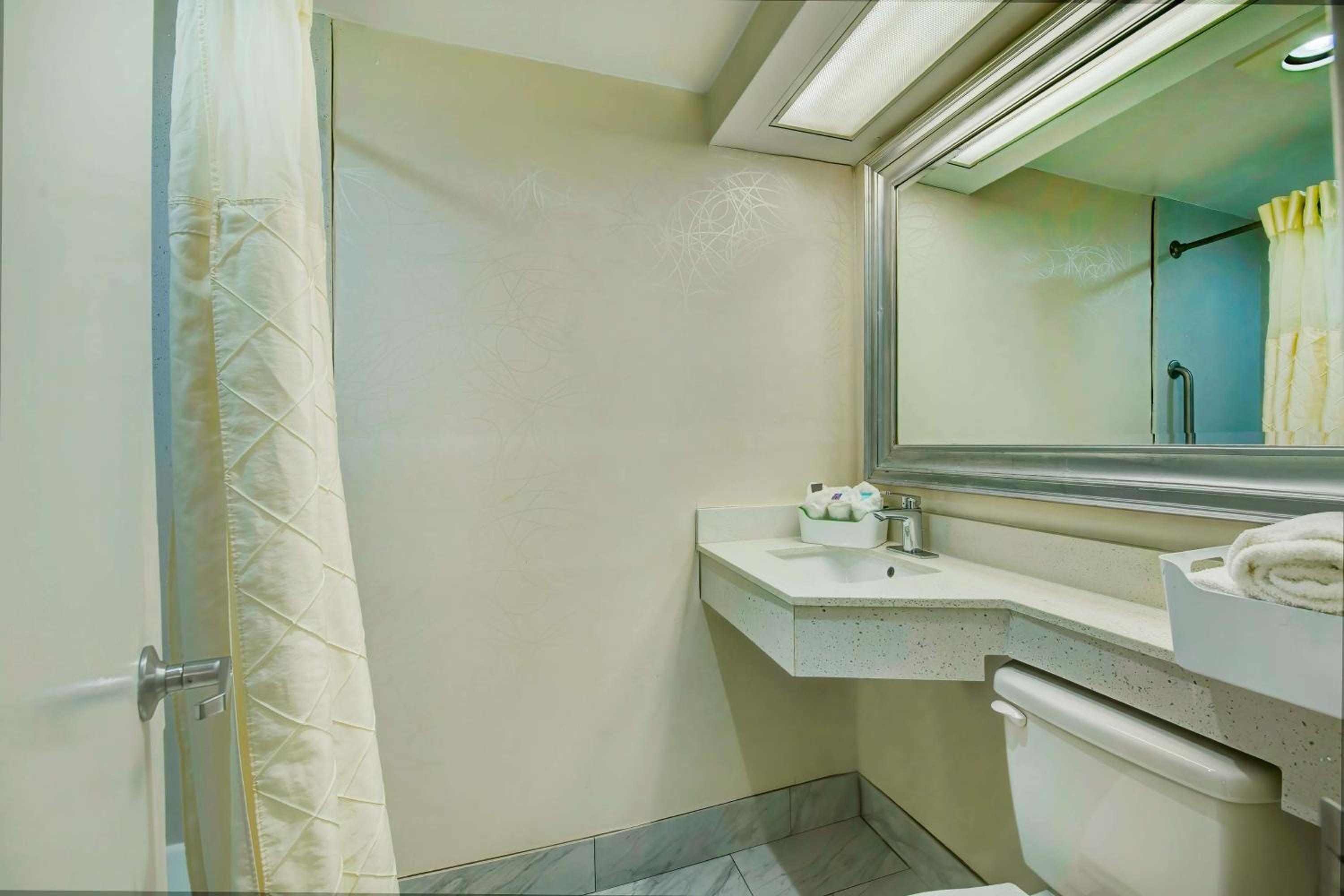 Deluxe King Room - Non-Smoking - Photo 3