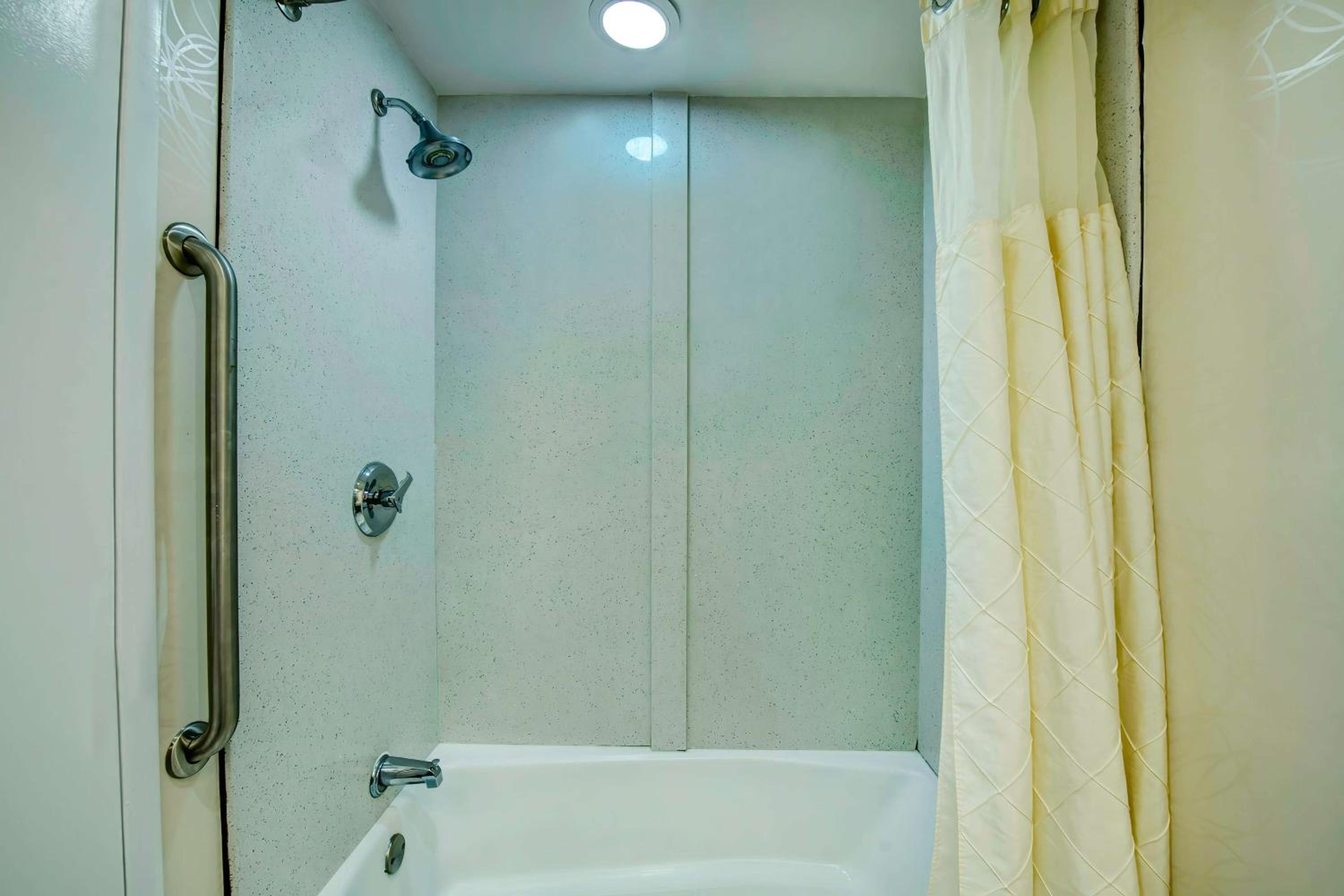 Deluxe King Room - Non-Smoking - Photo 6