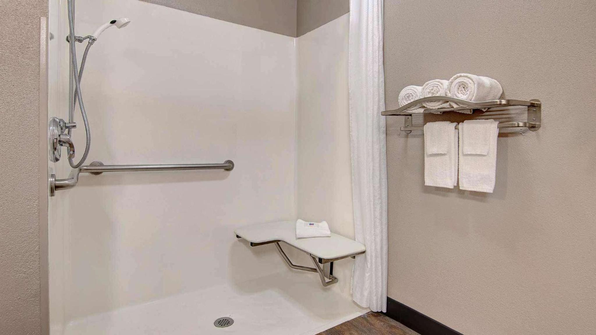 King Room with Roll-in Shower - Disability Access - Non-Smoking - Photo 5