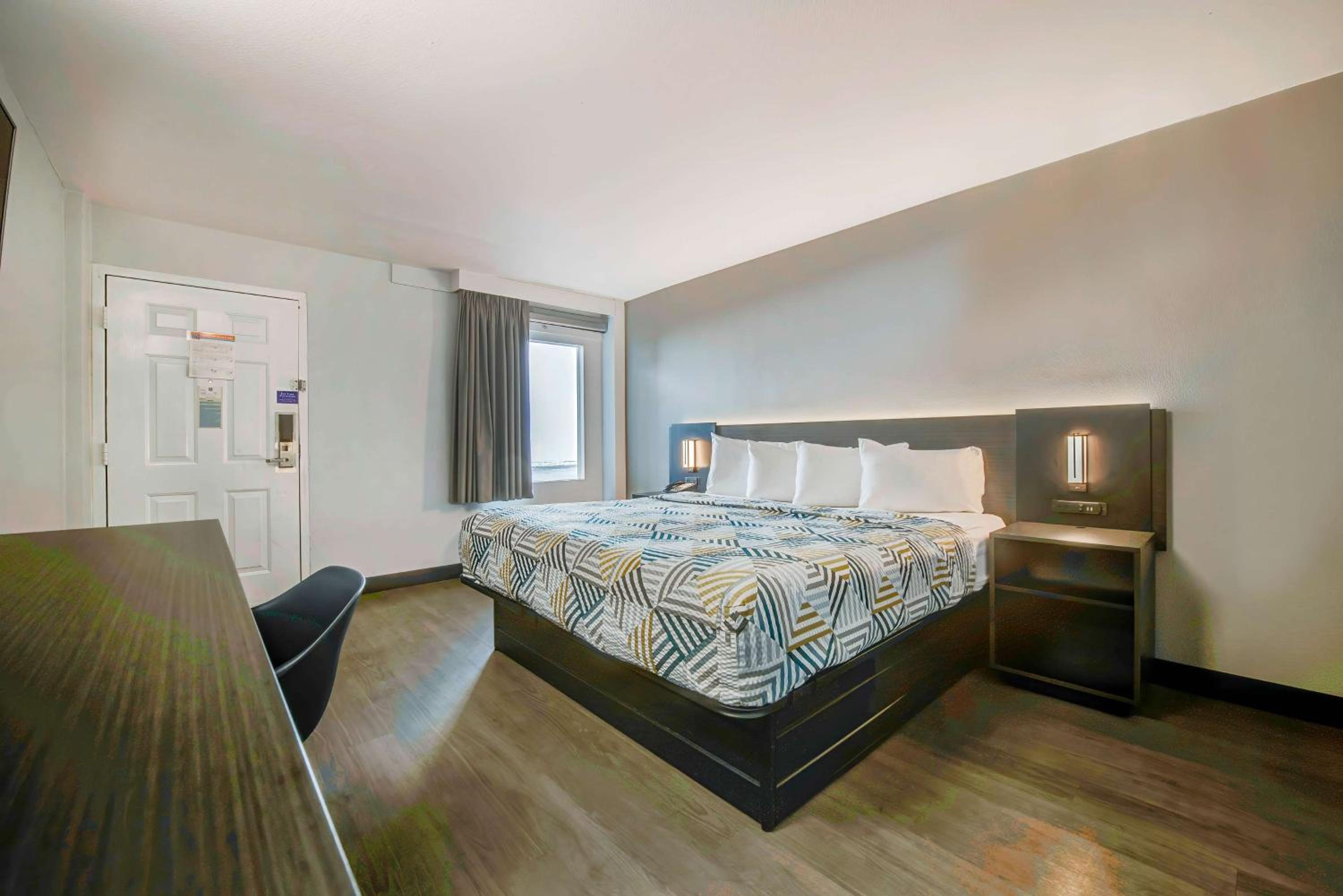 Deluxe King Room - Non-Smoking - Photo 1