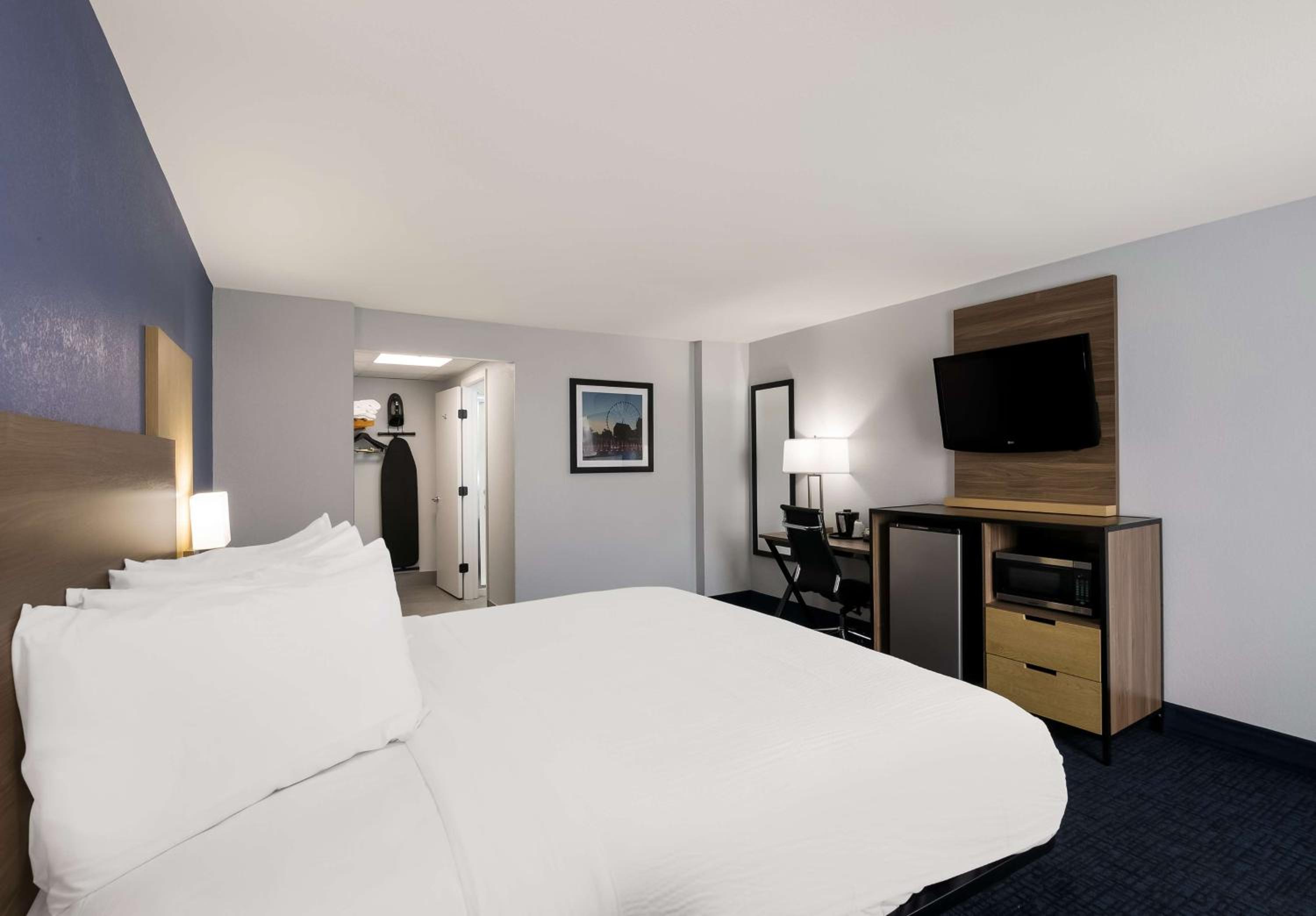 King Room with Roll-in Shower - Disability Access/Non-Smoking - Photo 1