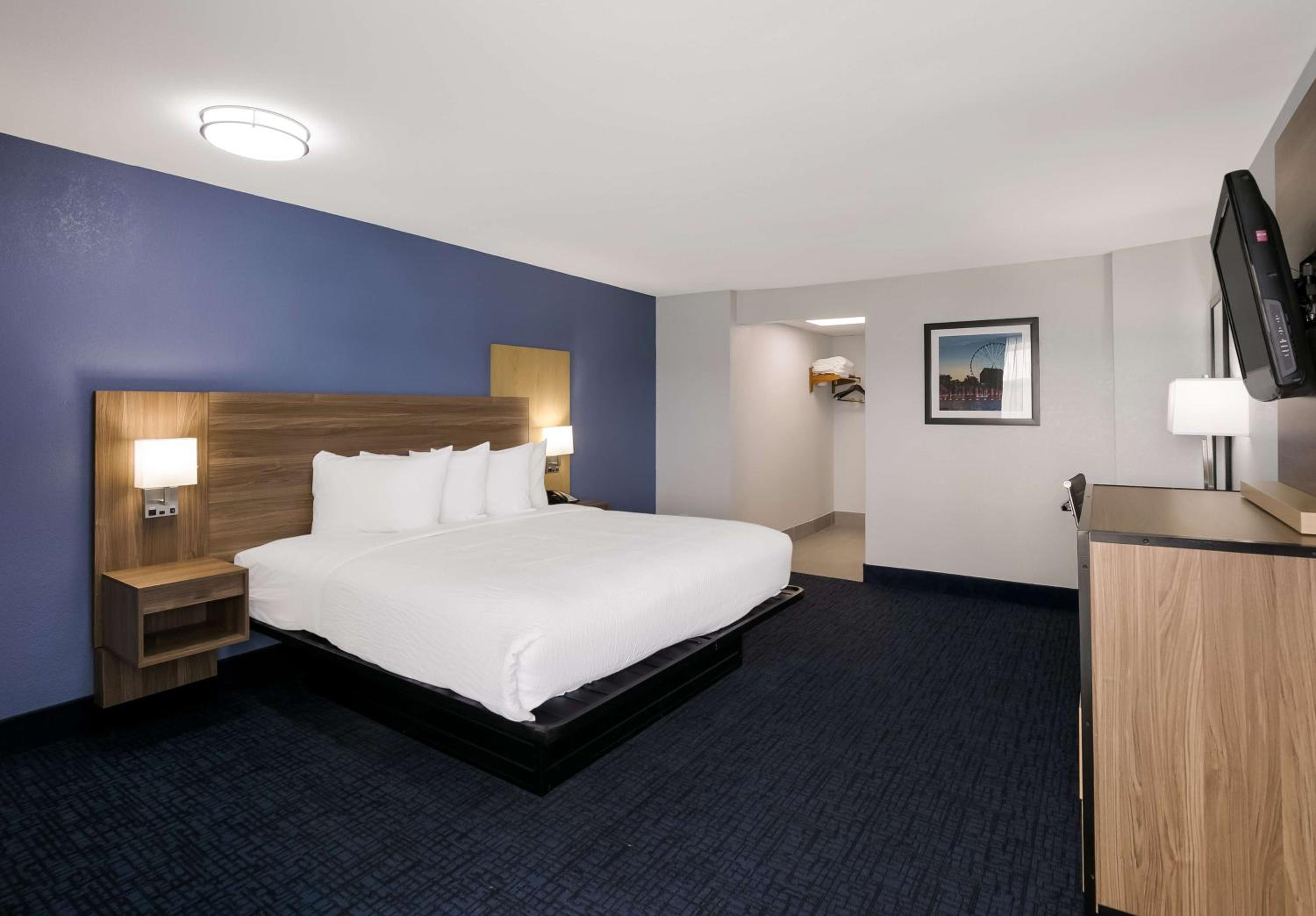 King Room with Roll-in Shower - Disability Access/Non-Smoking - Photo 3
