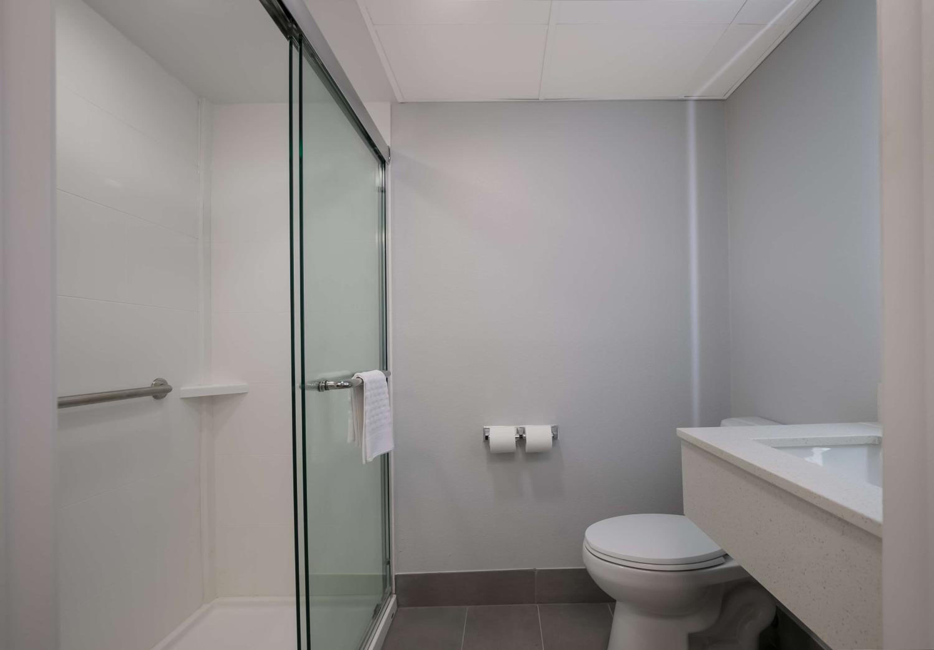 King Room with Roll-in Shower - Disability Access/Non-Smoking - Photo 4