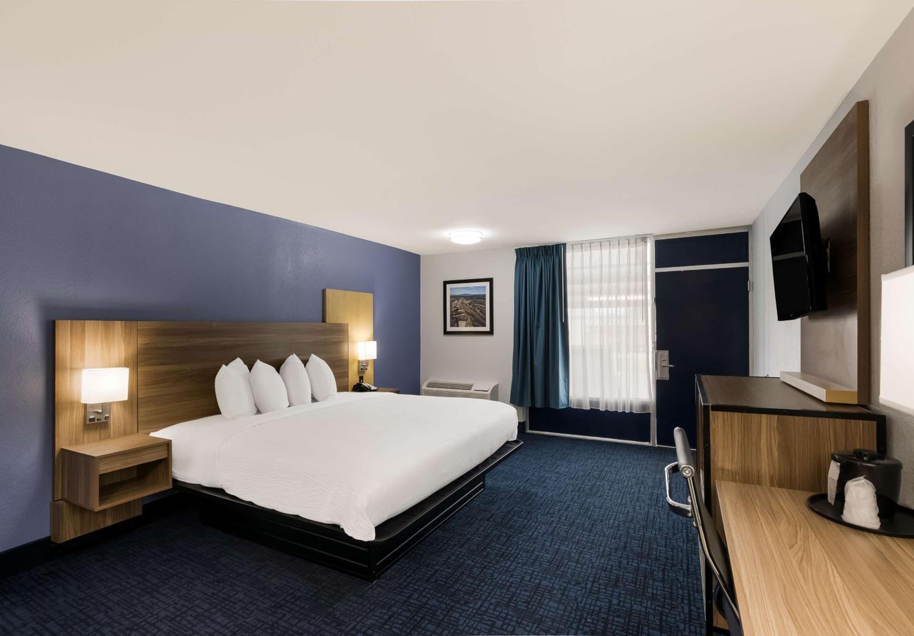 King Room with Roll-in Shower - Disability Access/Non-Smoking - Photo 5