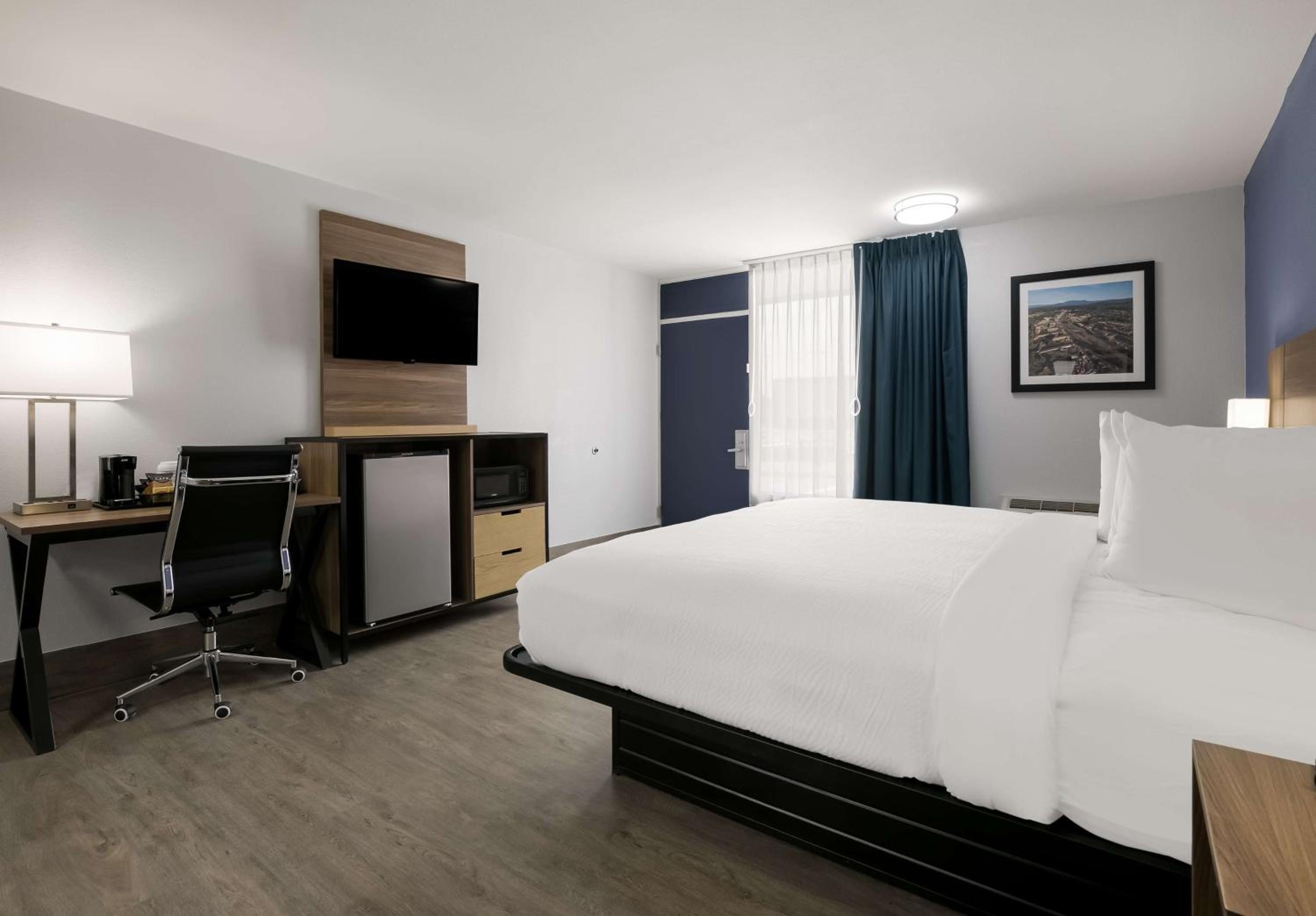 King Room with Roll-in Shower - Disability Access/Non-Smoking - Photo 6