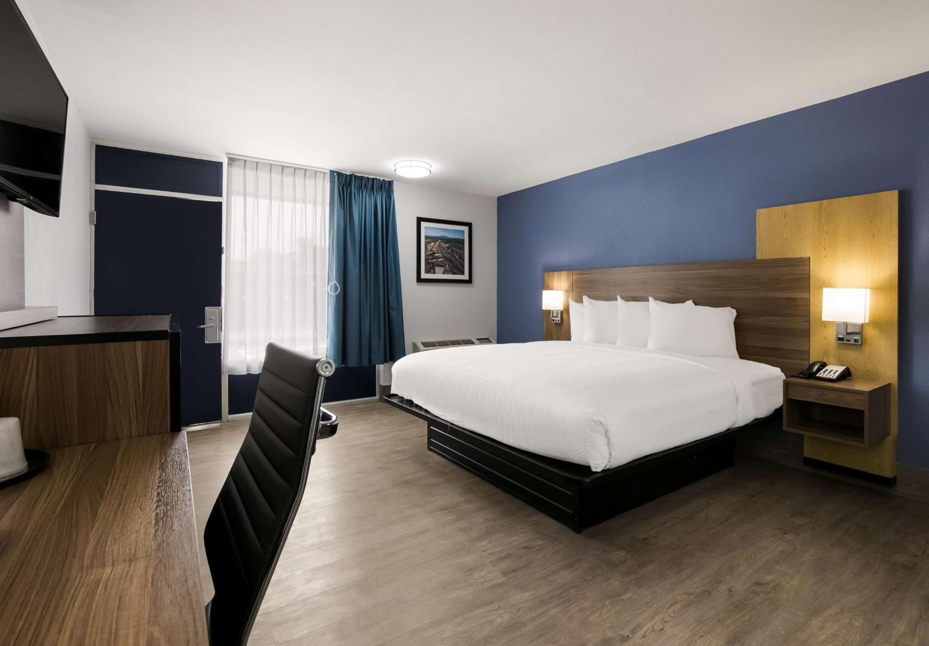 King Room with Roll-in Shower - Disability Access/Non-Smoking - Photo 7