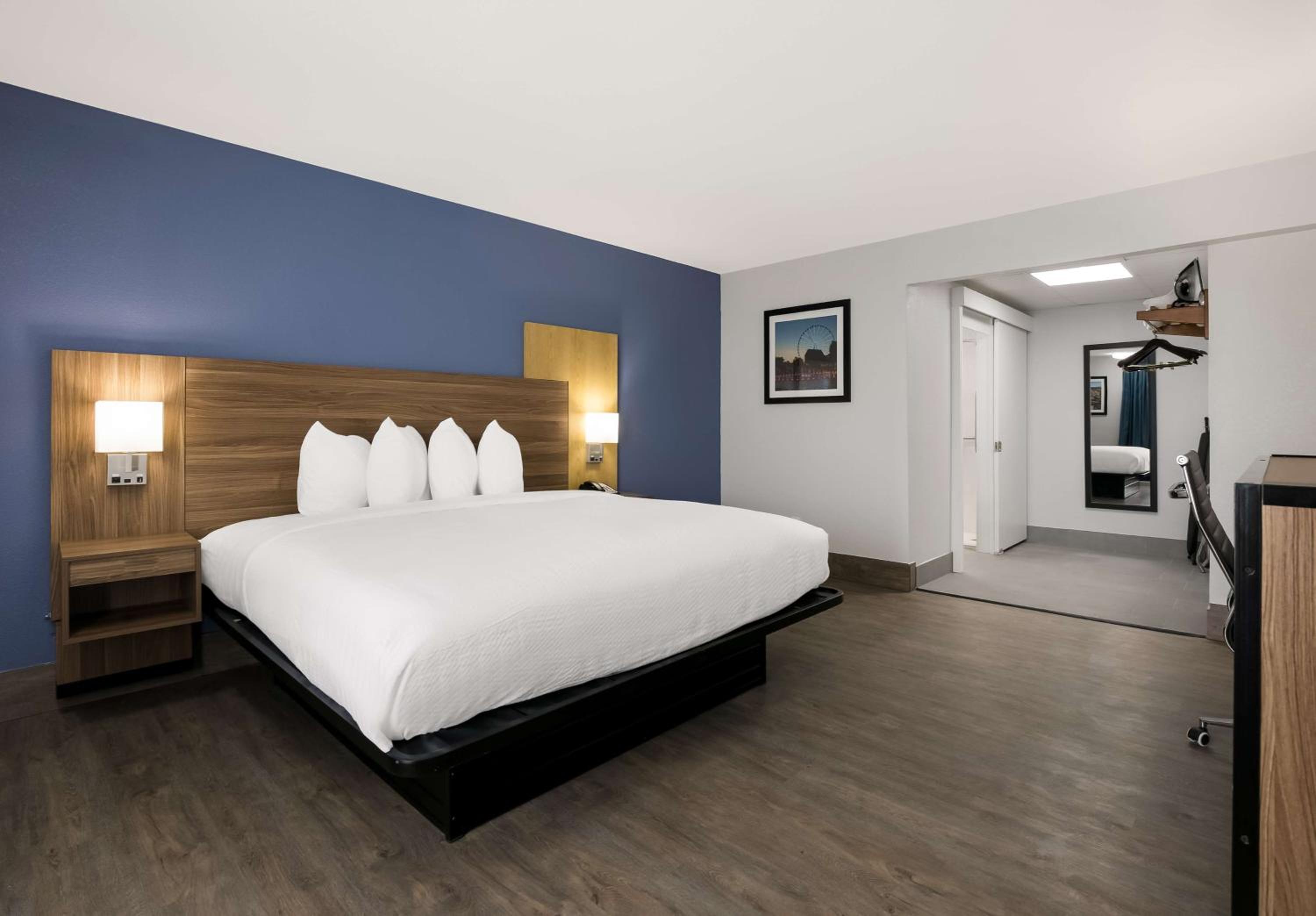 King Room - Non-Smoking - Photo 5