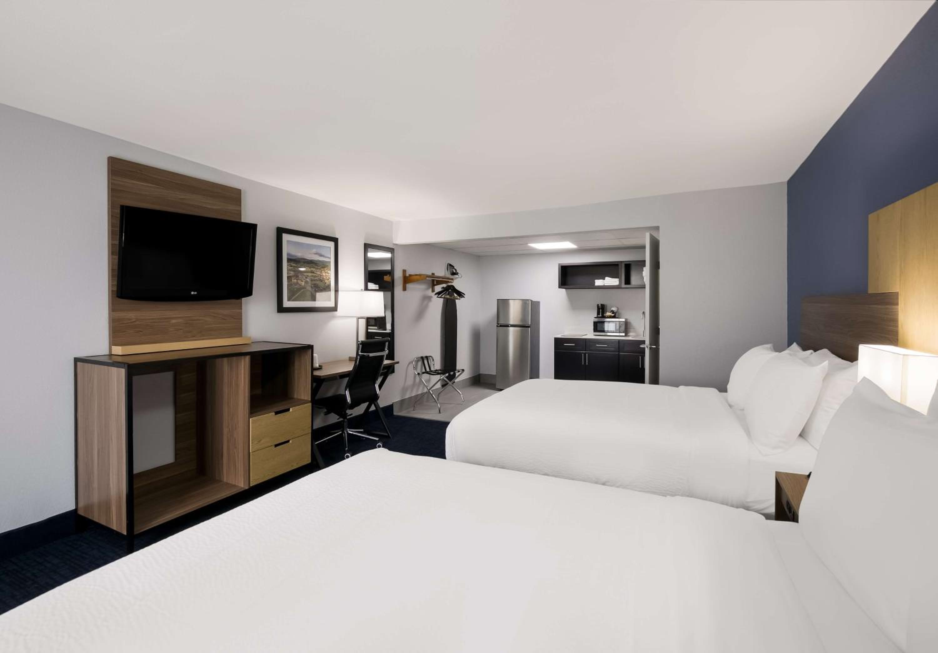 Queen Room with Two Queen Beds Kitchenette - Non-Smoking - Photo 4