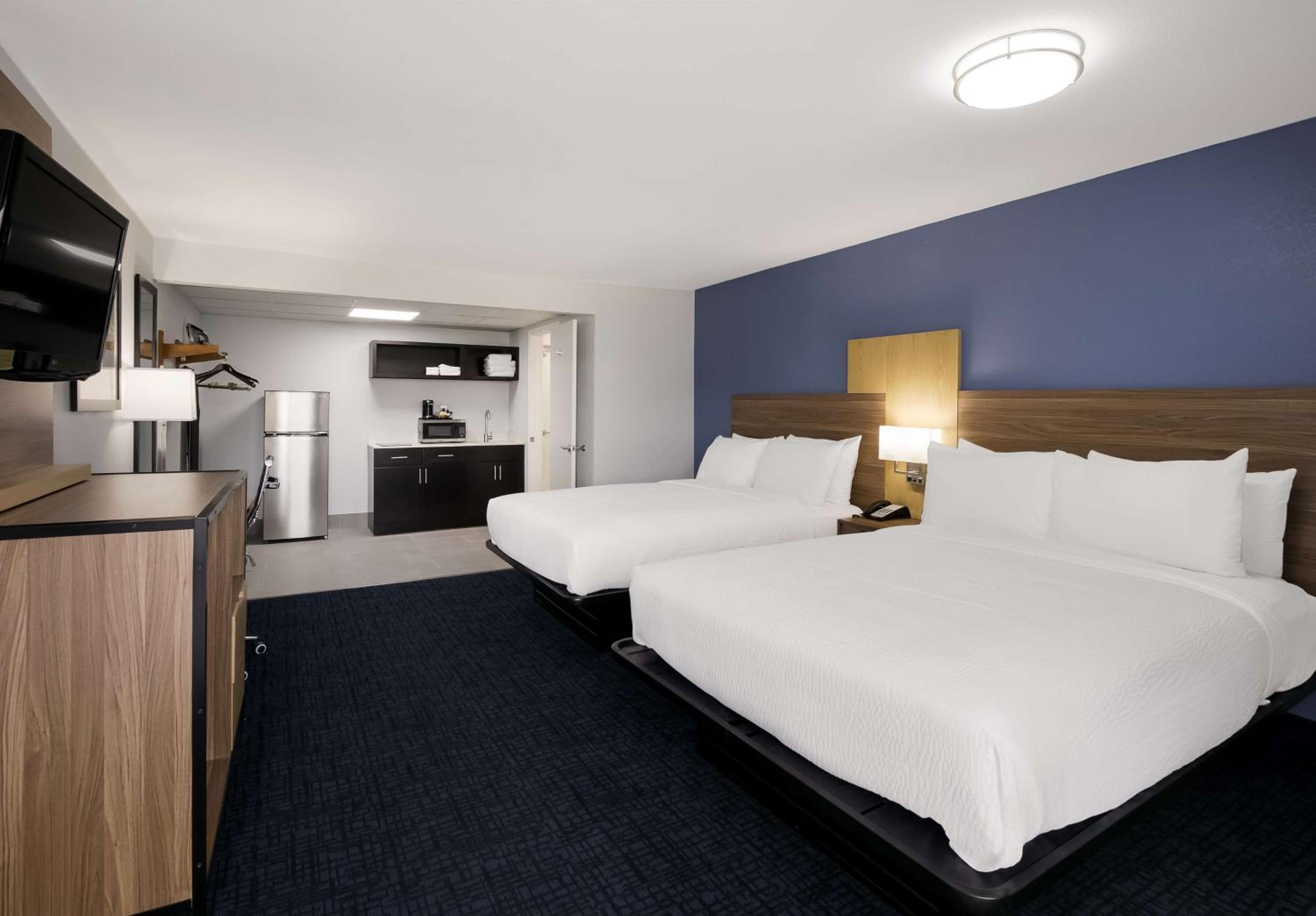Queen Room with Two Queen Beds Kitchenette - Non-Smoking - Photo 5