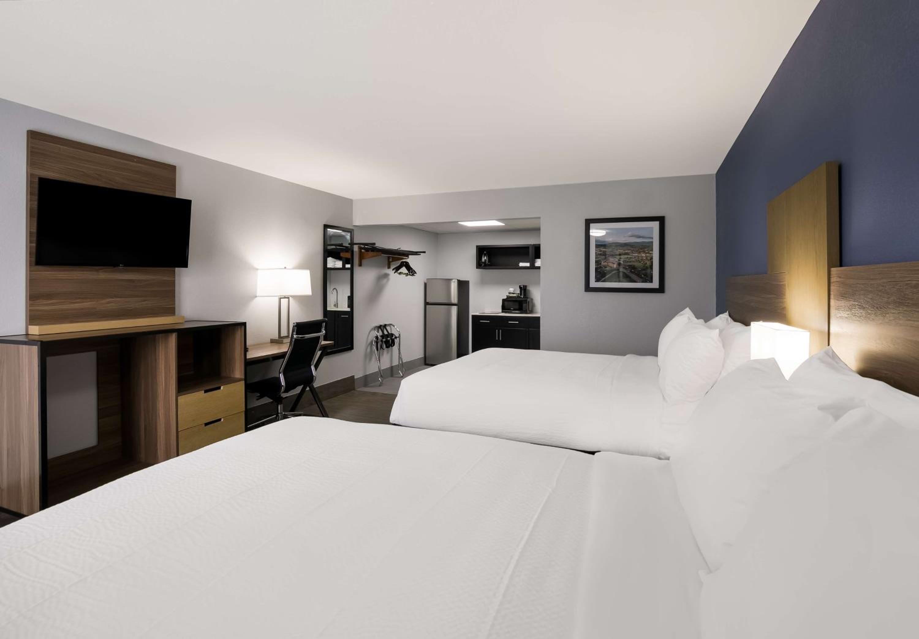 Queen Room with Two Queen Beds Kitchenette - Non-Smoking - Photo 6
