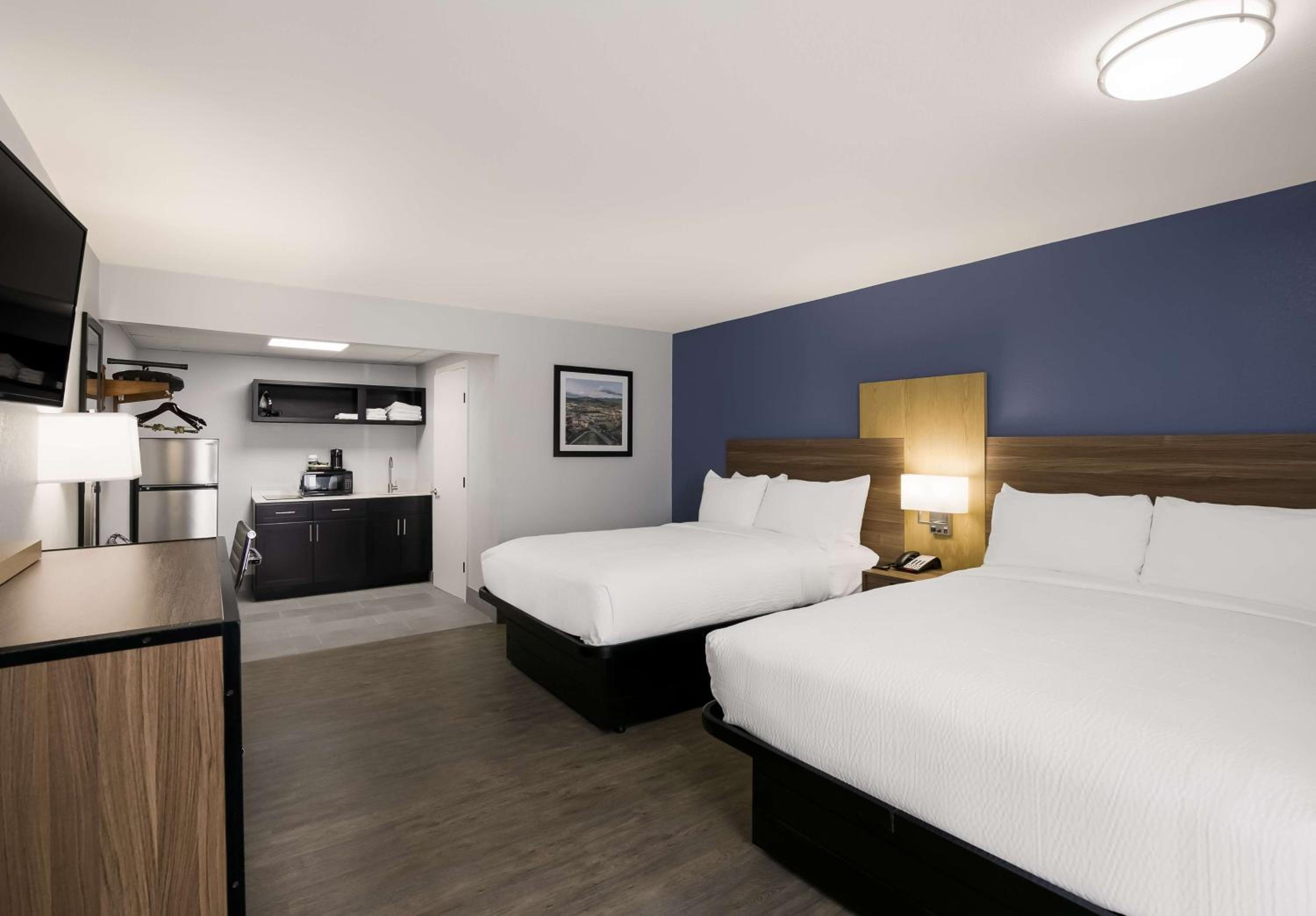 Queen Room with Two Queen Beds Kitchenette - Non-Smoking - Photo 7
