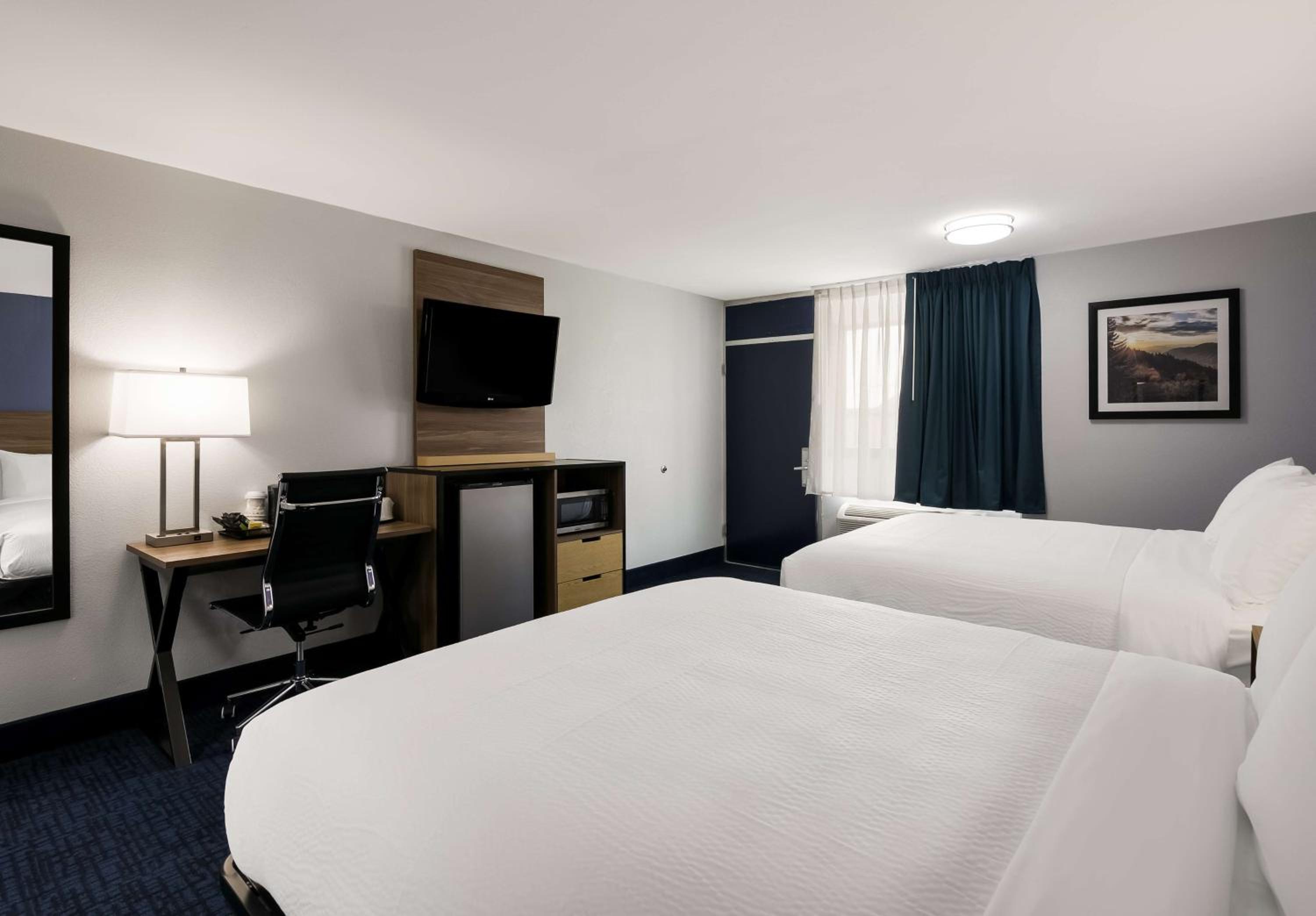 Queen Rooms with Two Queen Beds - Non-Smoking - Photo 1