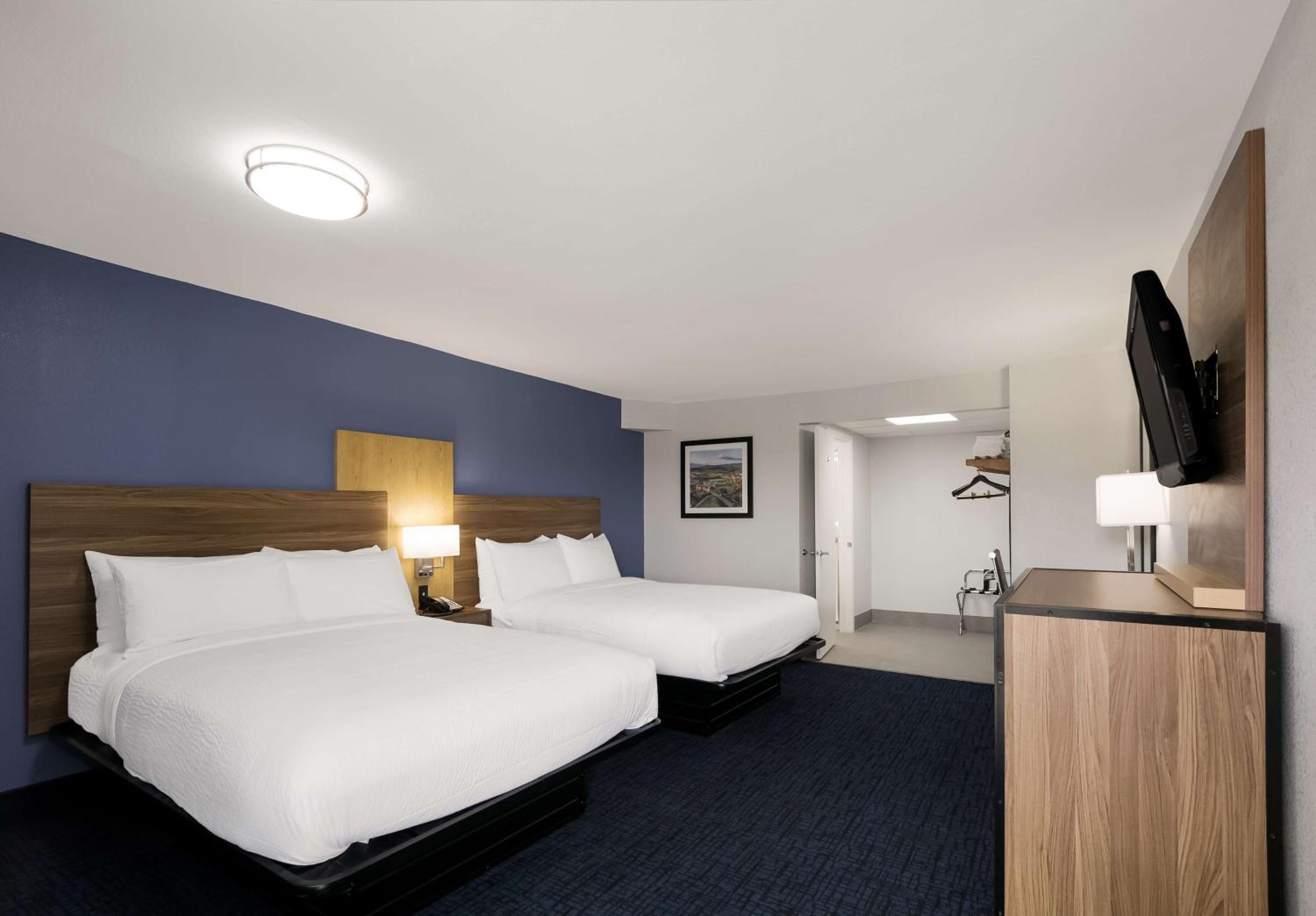 Queen Rooms with Two Queen Beds - Non-Smoking - Photo 2