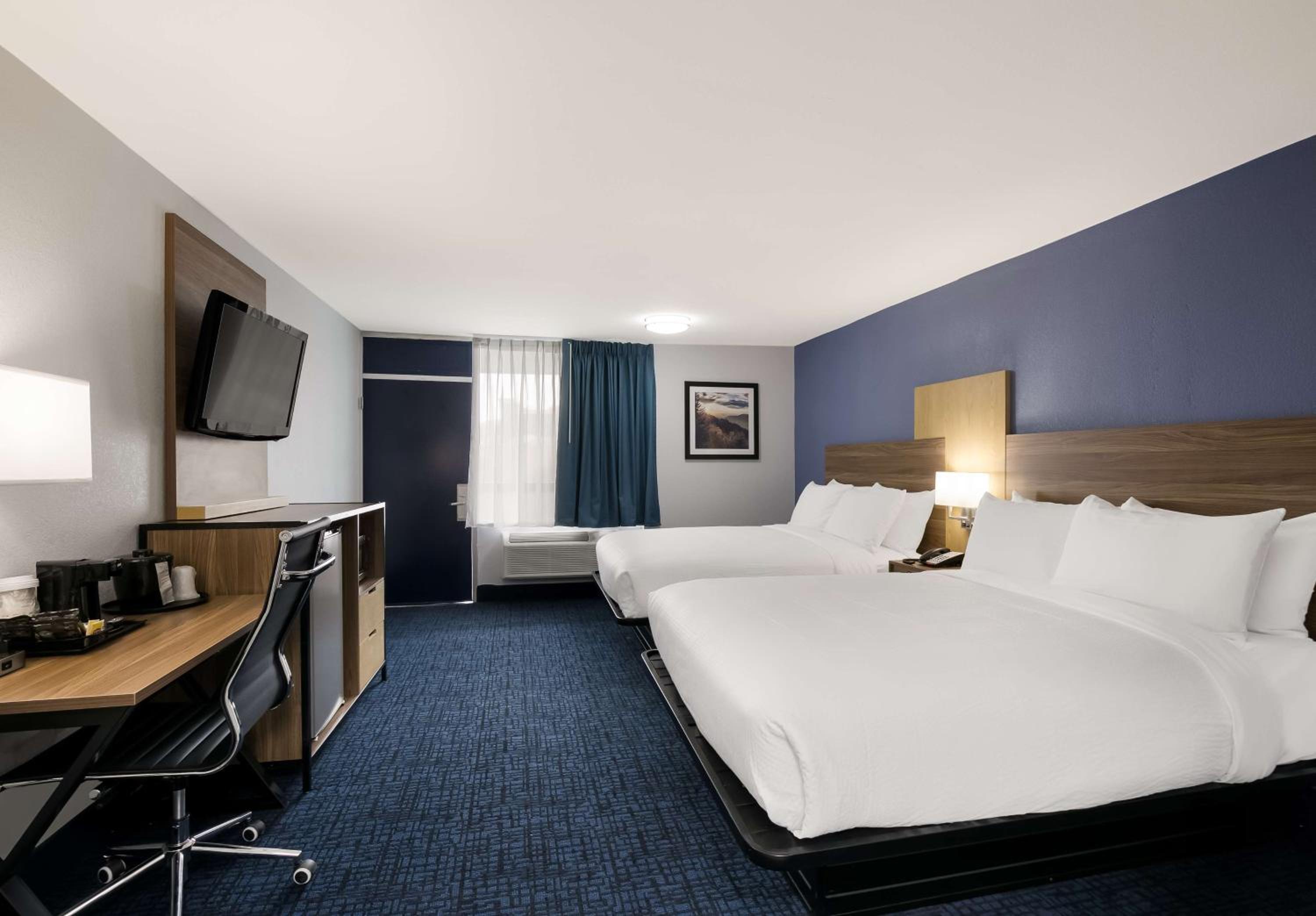 Queen Rooms with Two Queen Beds - Non-Smoking - Photo 3