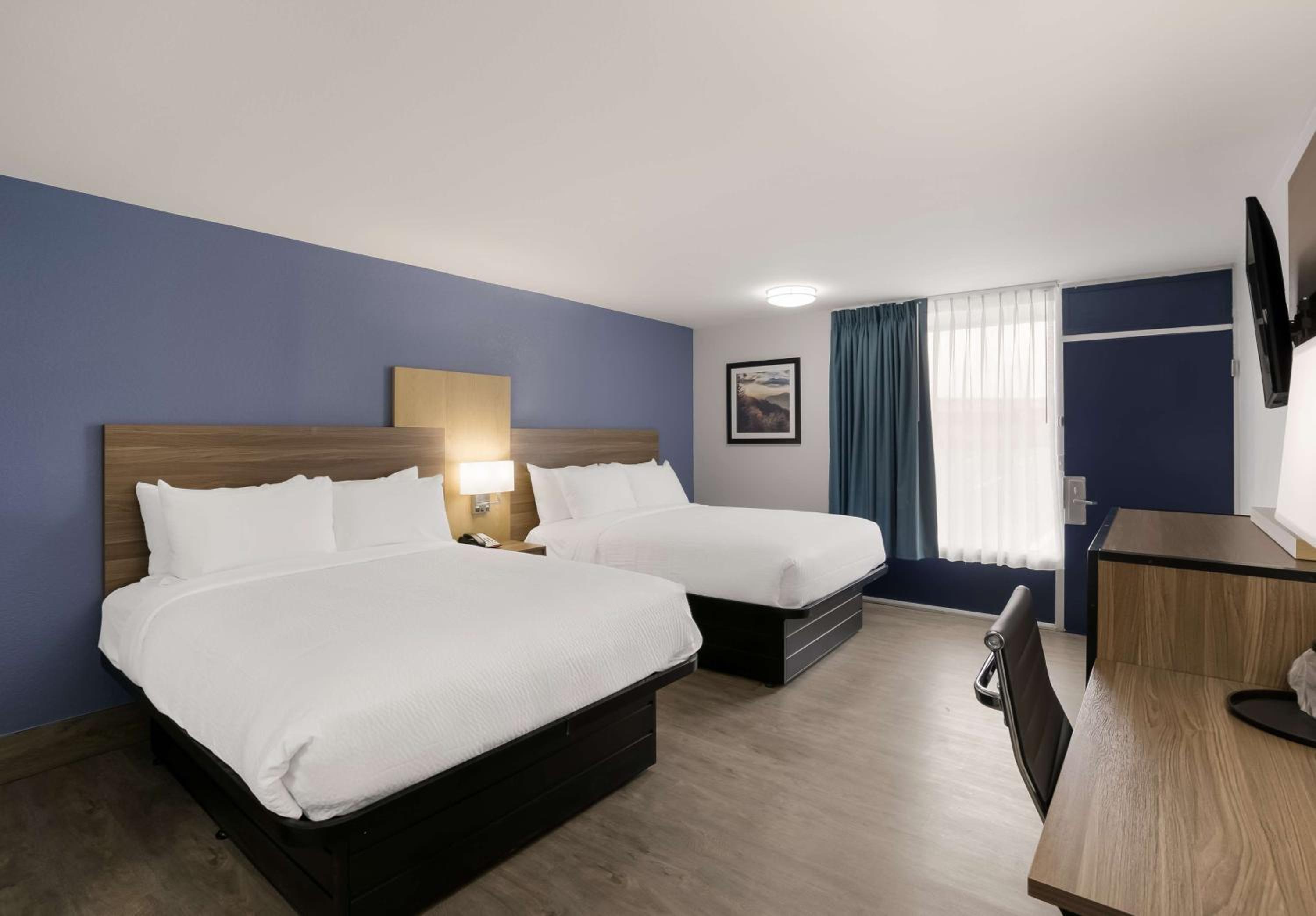 Queen Rooms with Two Queen Beds - Non-Smoking - Photo 4