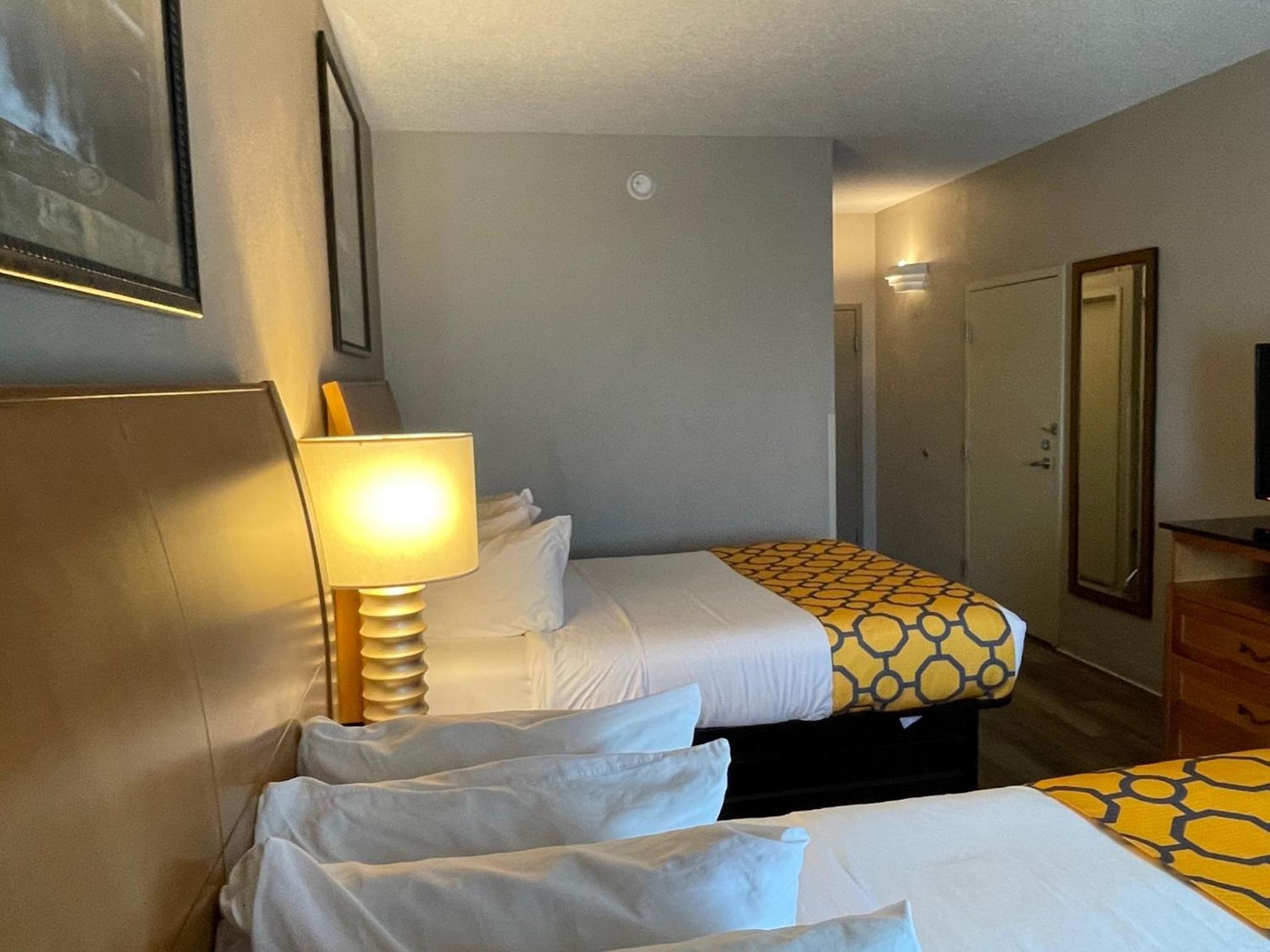 Queen Room with Two Queen Beds - Pet Friendly/Non-Smoking photo 3