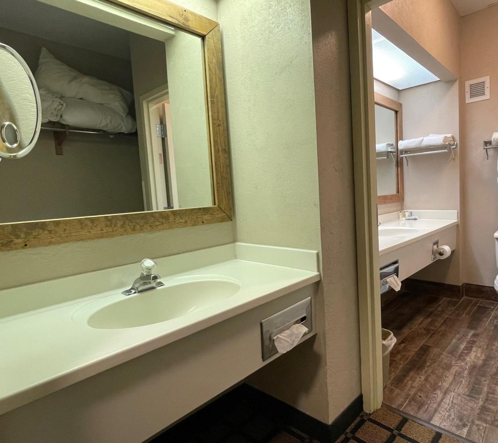 King Studio Suite - Non-Smoking photo 2