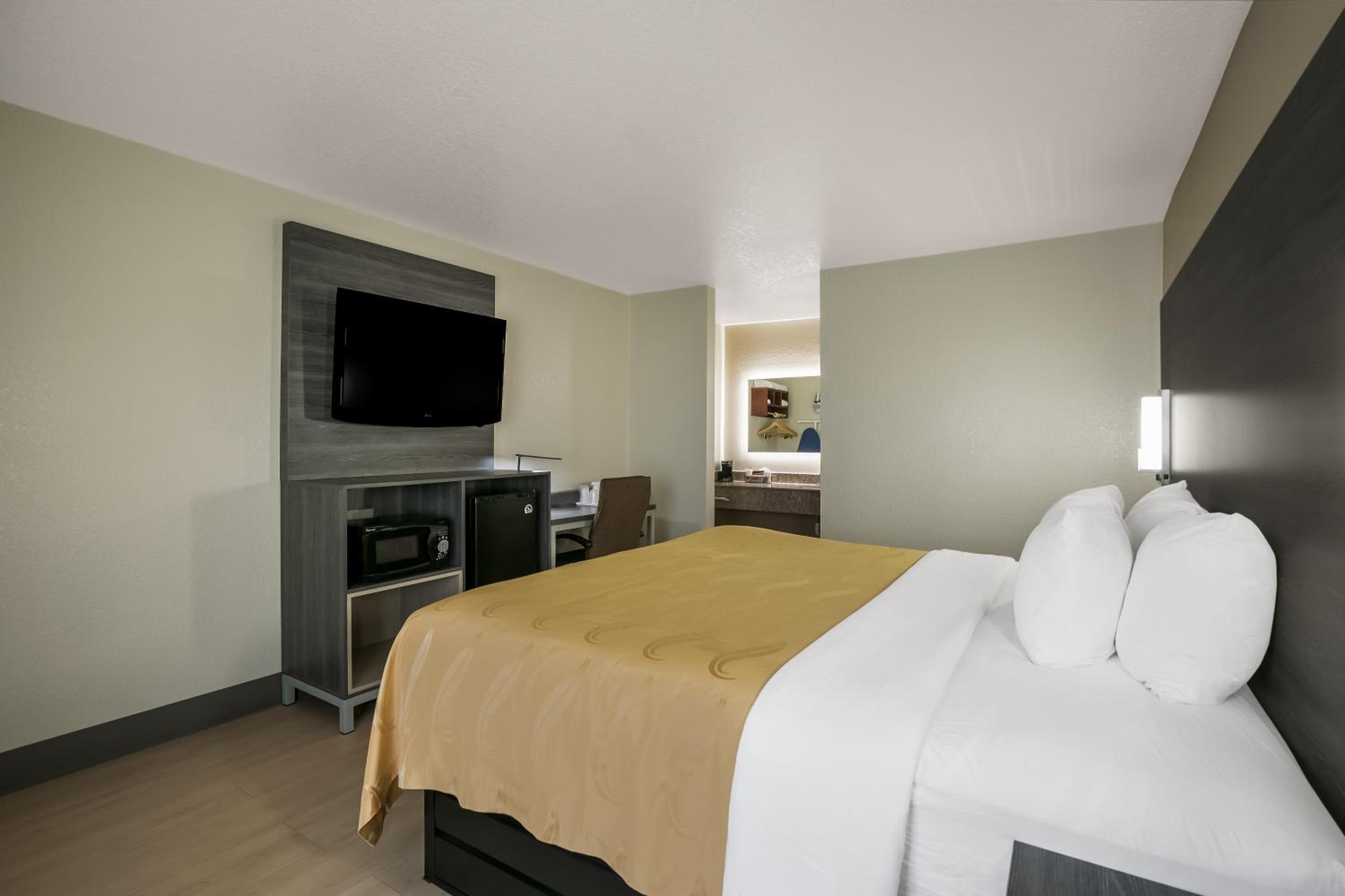 King Room - Non-Smoking - Photo 2