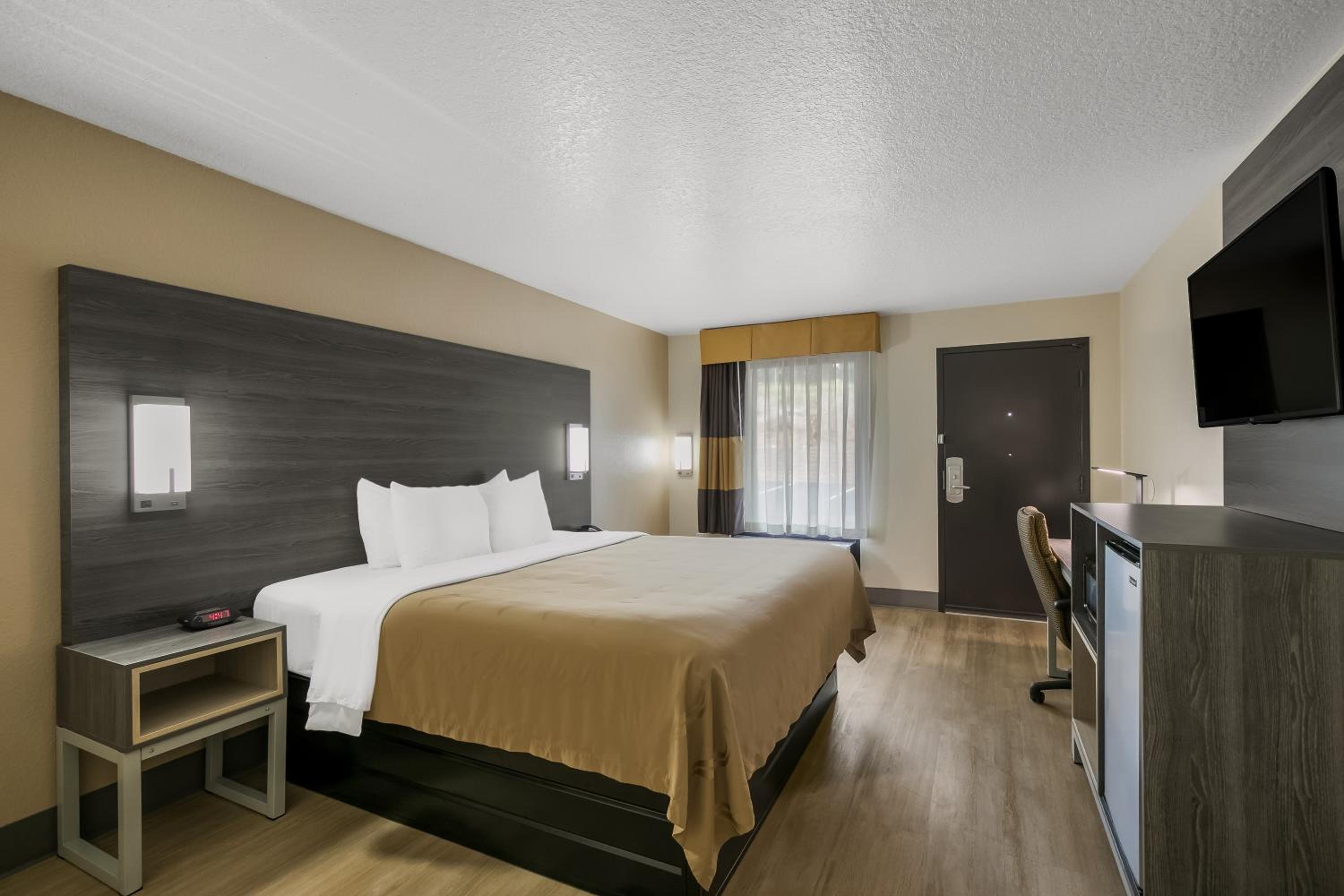 King Room - Non-Smoking - Photo 3