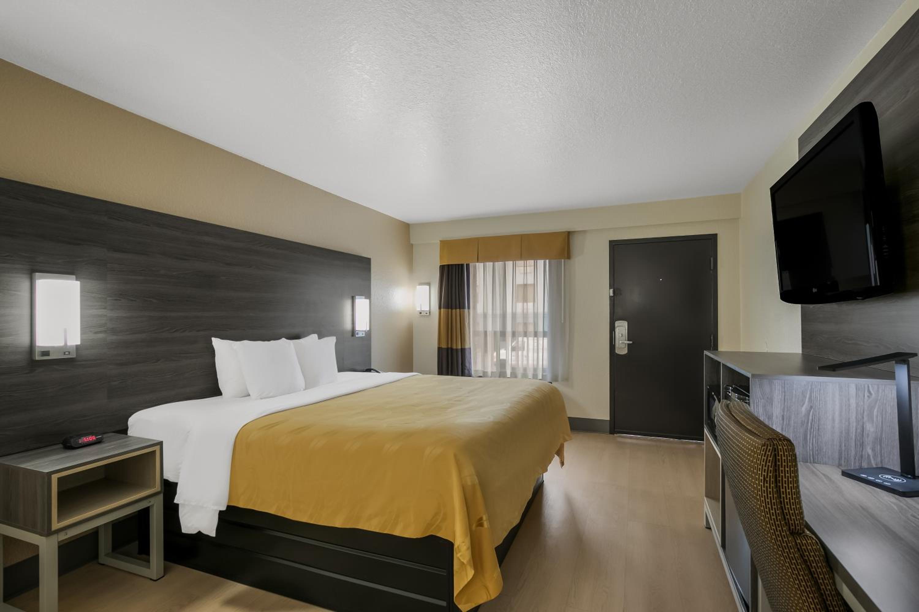 King Room - Non-Smoking - Photo 4