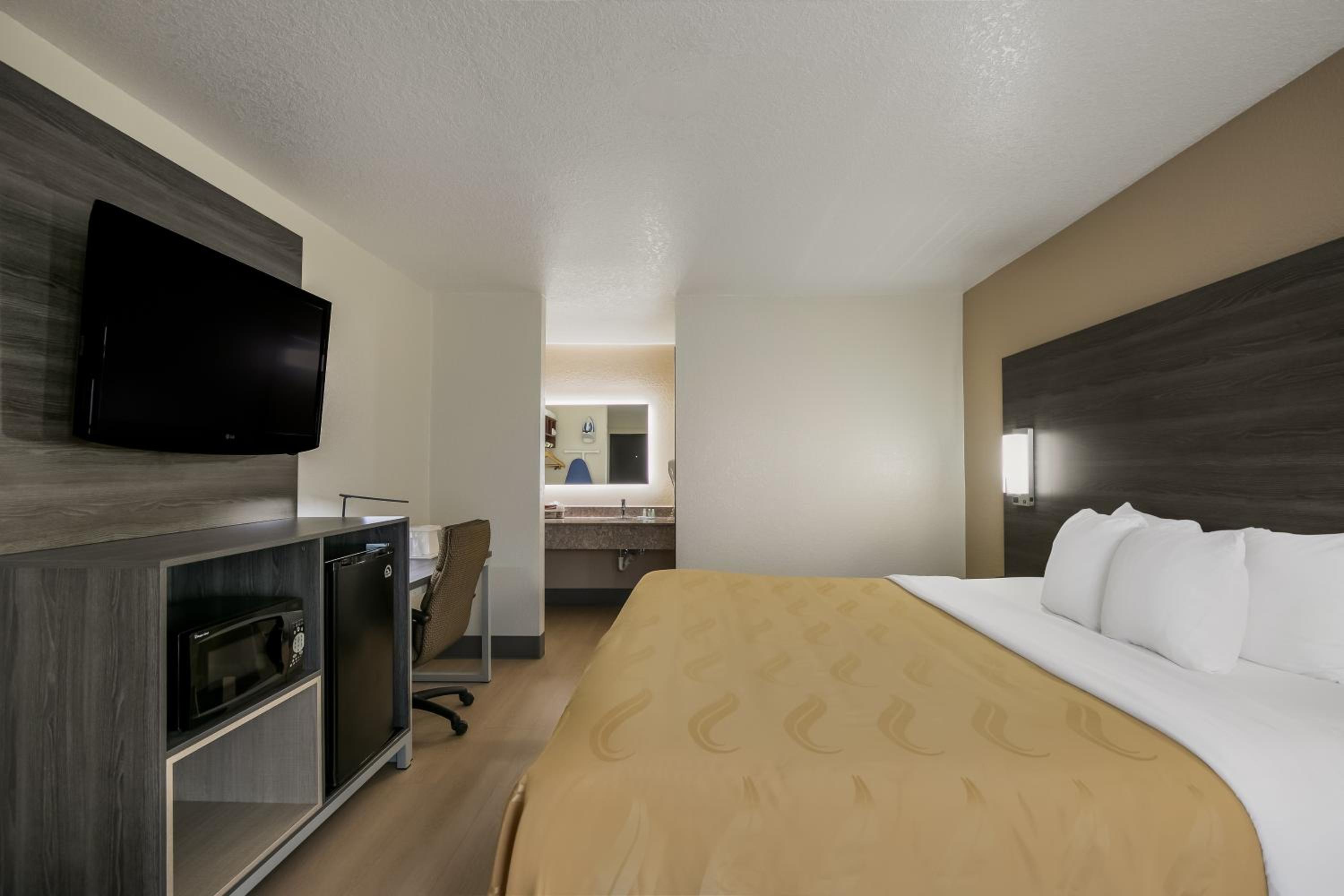 King Room - Non-Smoking - Photo 5