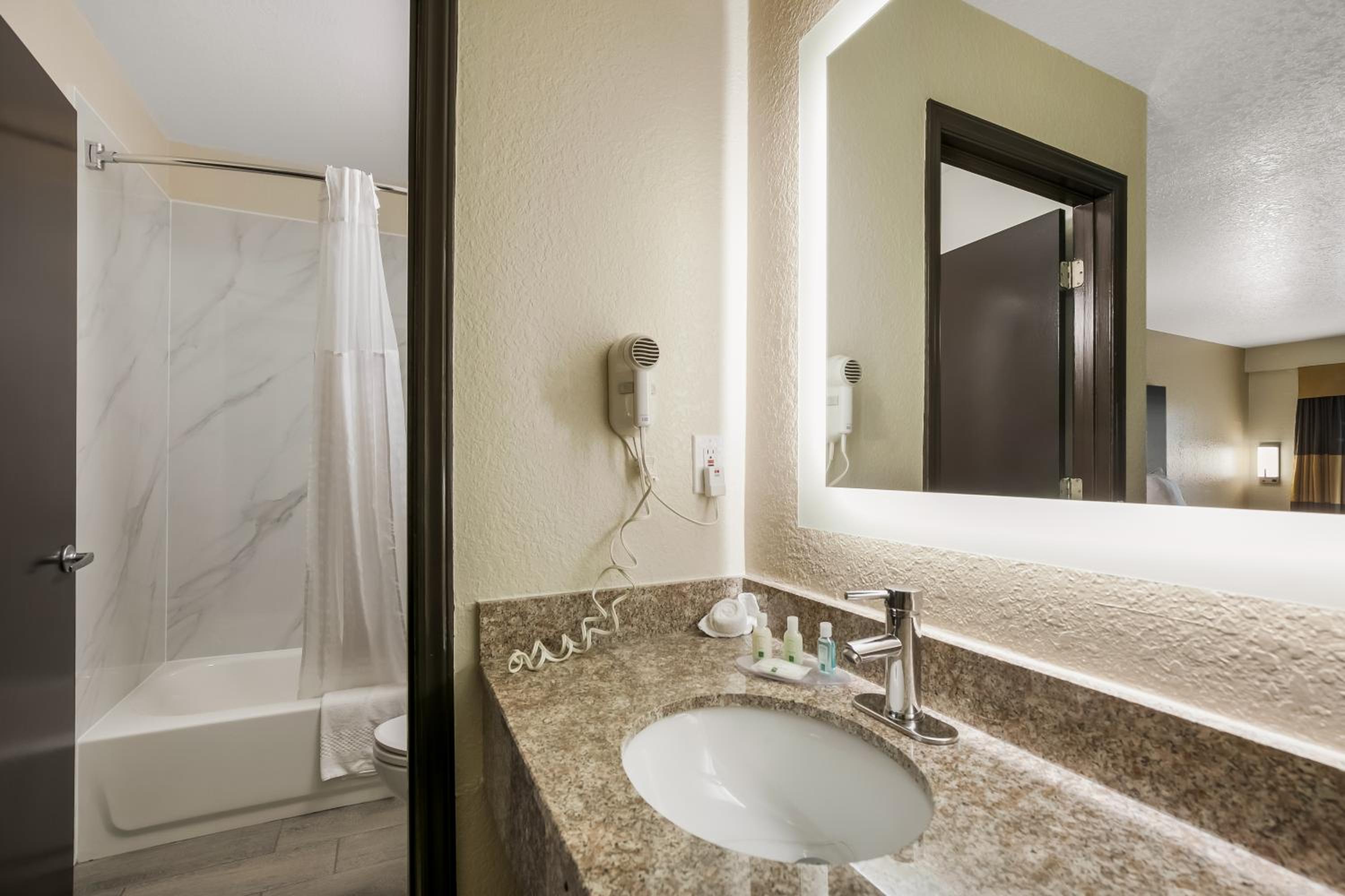 King Room - Non-Smoking - Photo 7