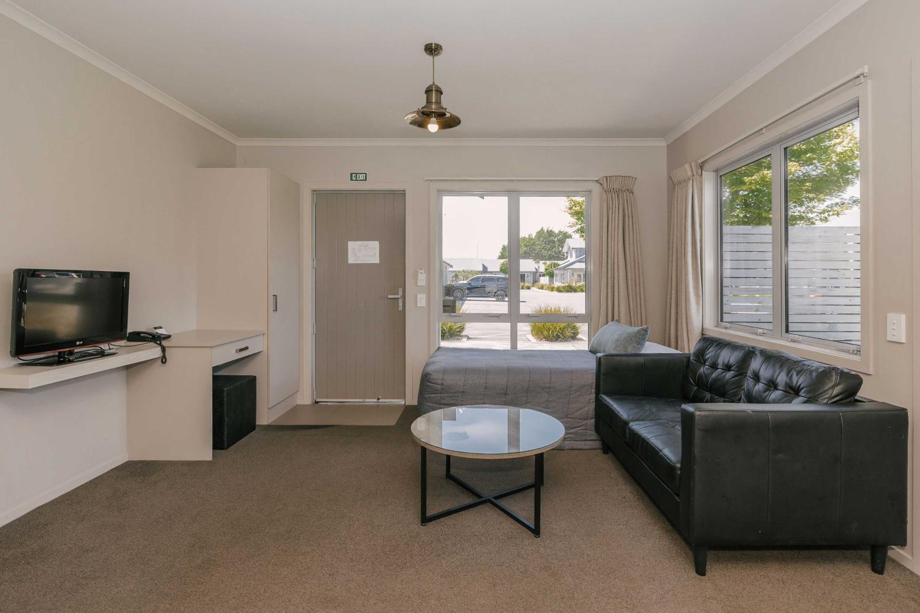 One-Bedroom Apartment photo 2