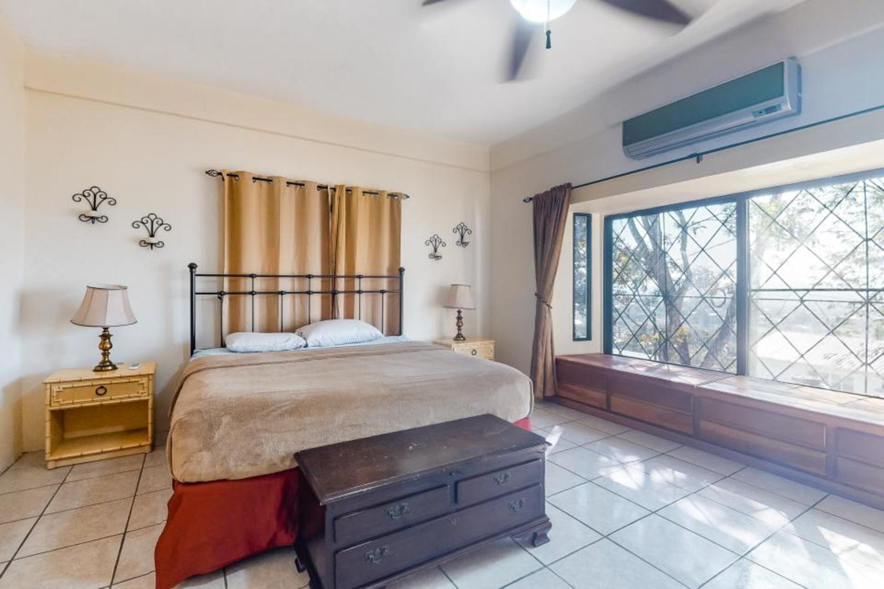 Seven-Bedroom House photo 1