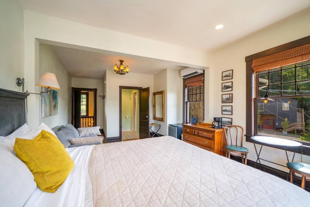 Seven-Bedroom House photo 1