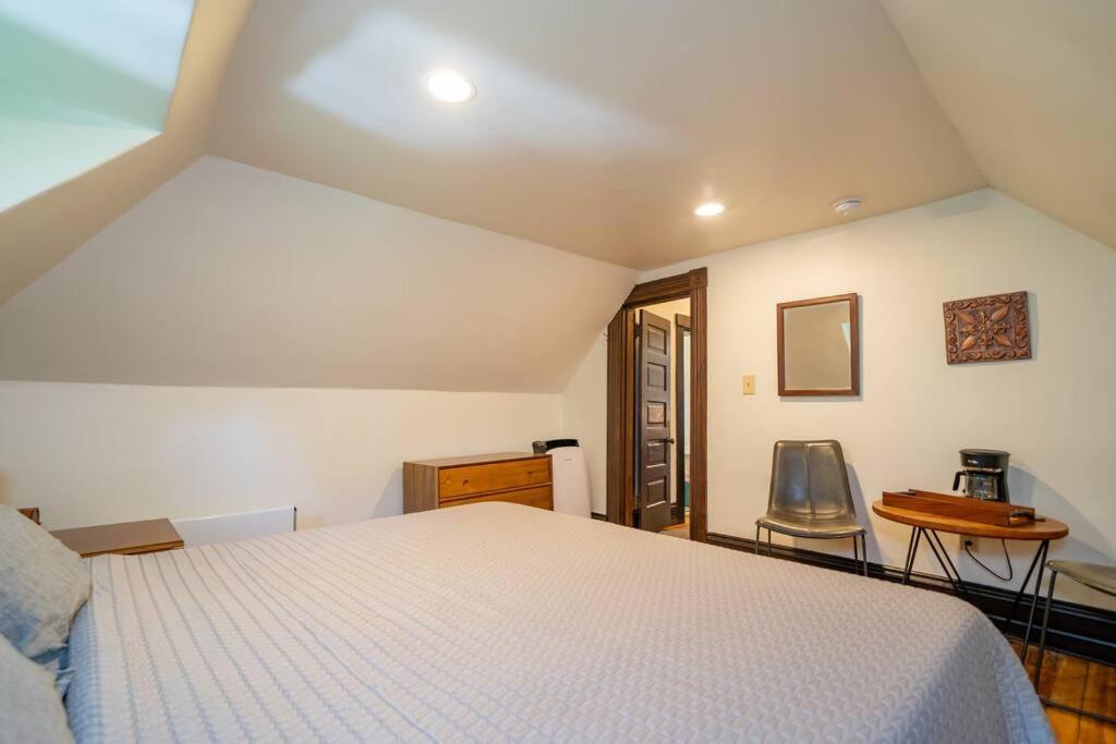 Seven-Bedroom House photo 3