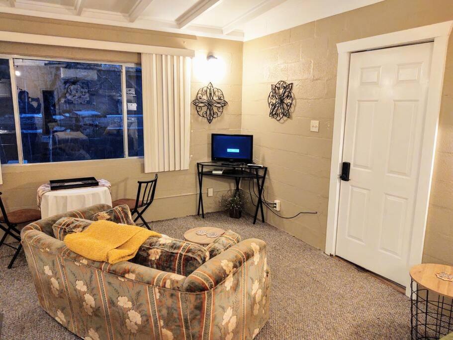 One-Bedroom House photo 1