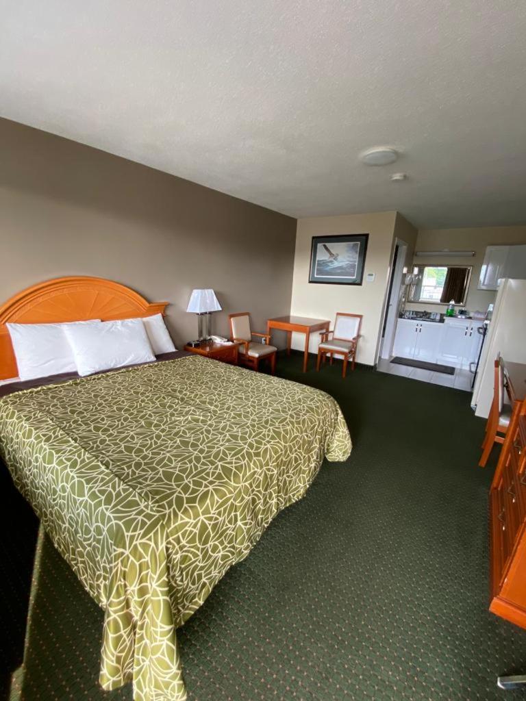 Deluxe Queen Room