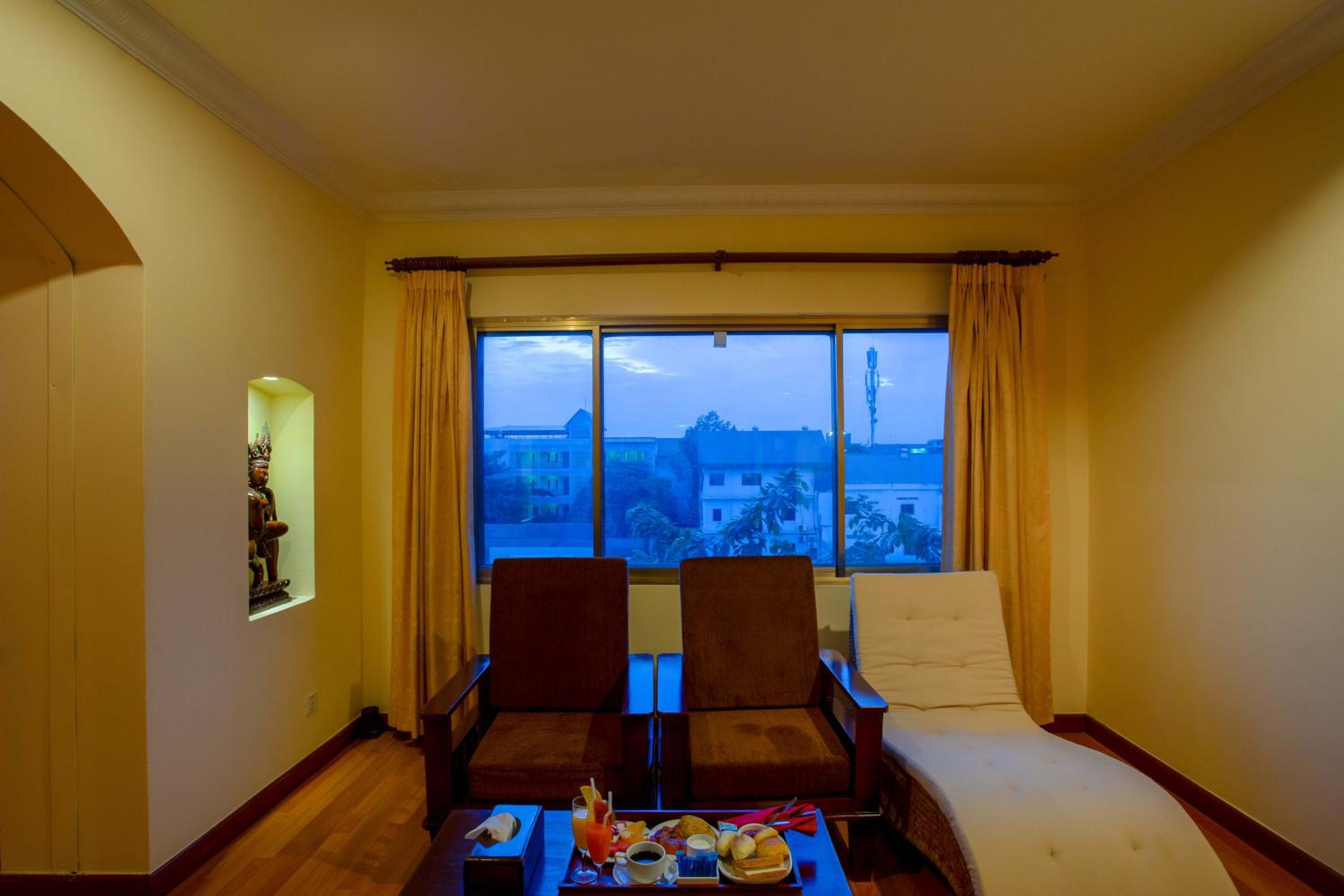Executive Suite - Photo 9