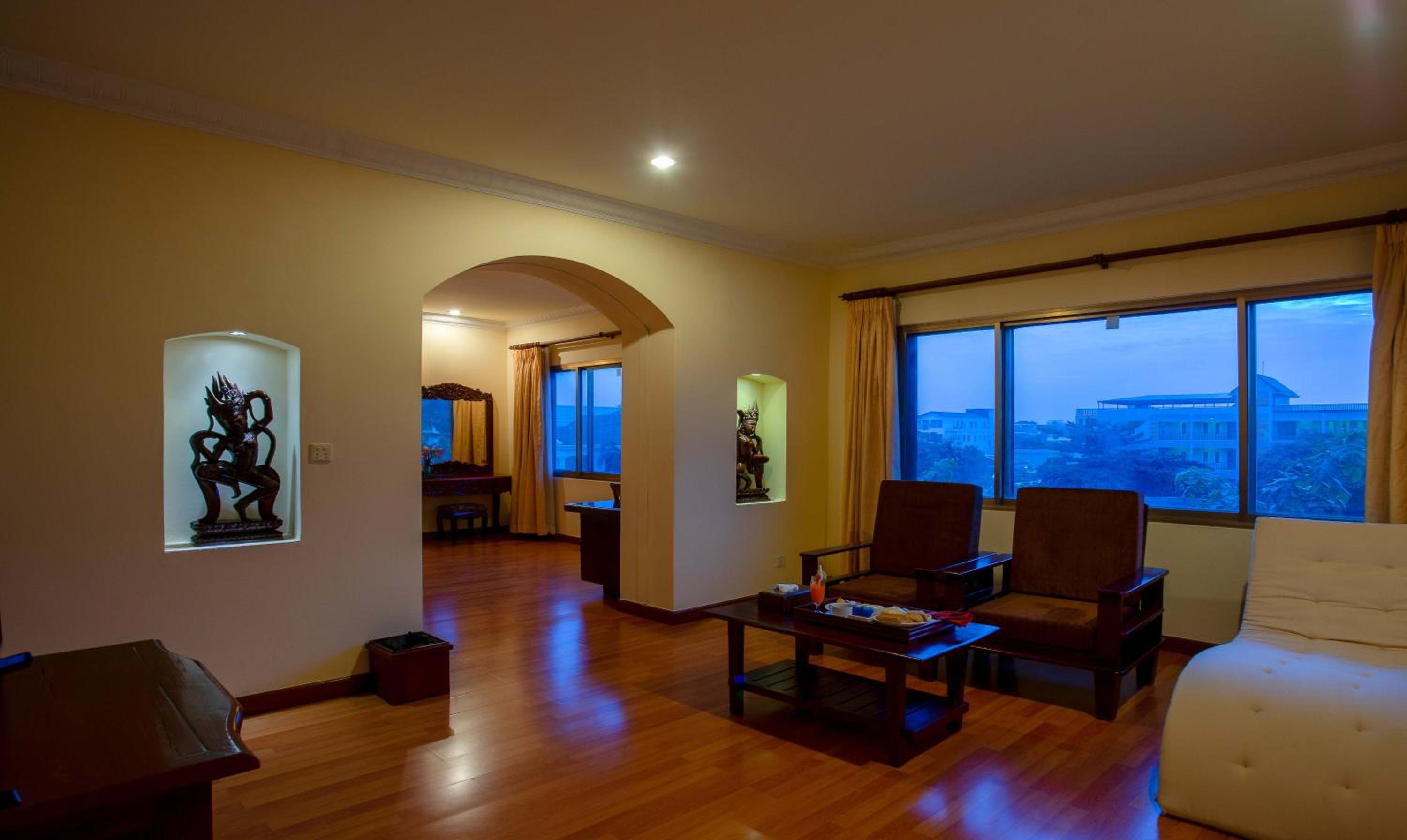 Executive Suite - Photo 8