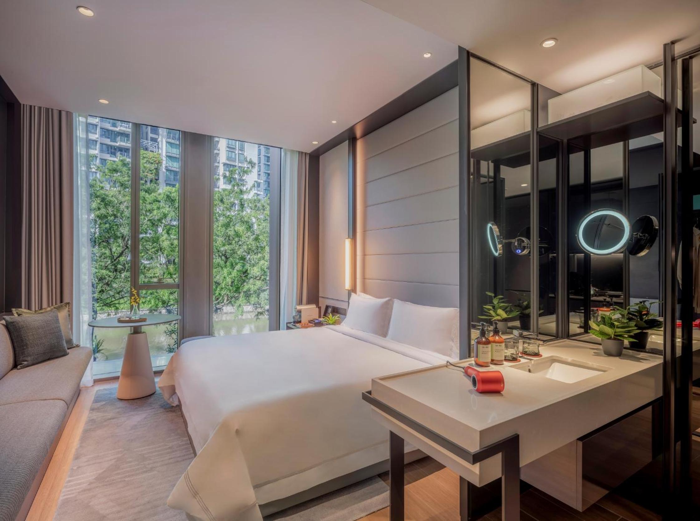 Studio Executive, Lounge Access
