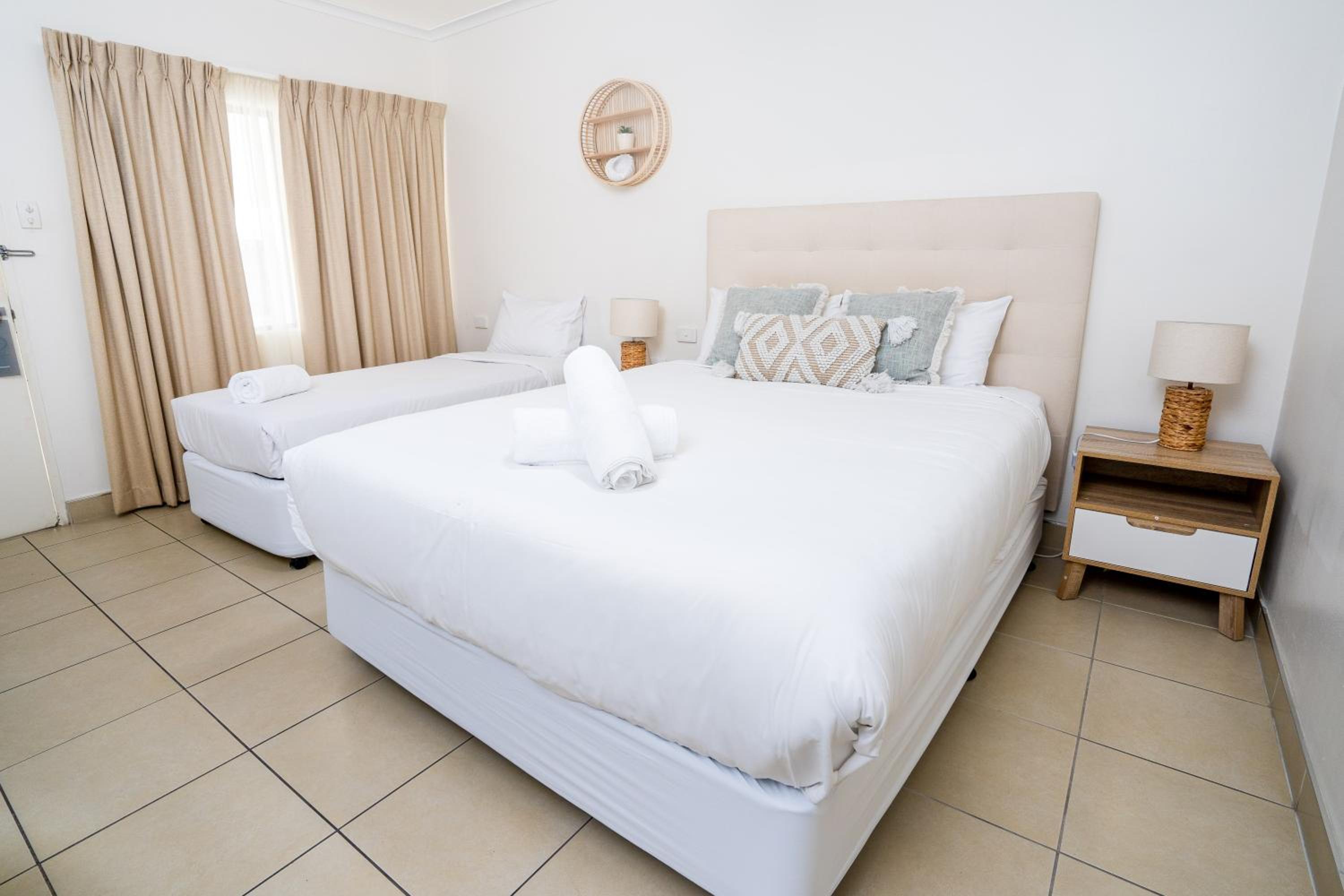Standard Twin Room - Photo 3