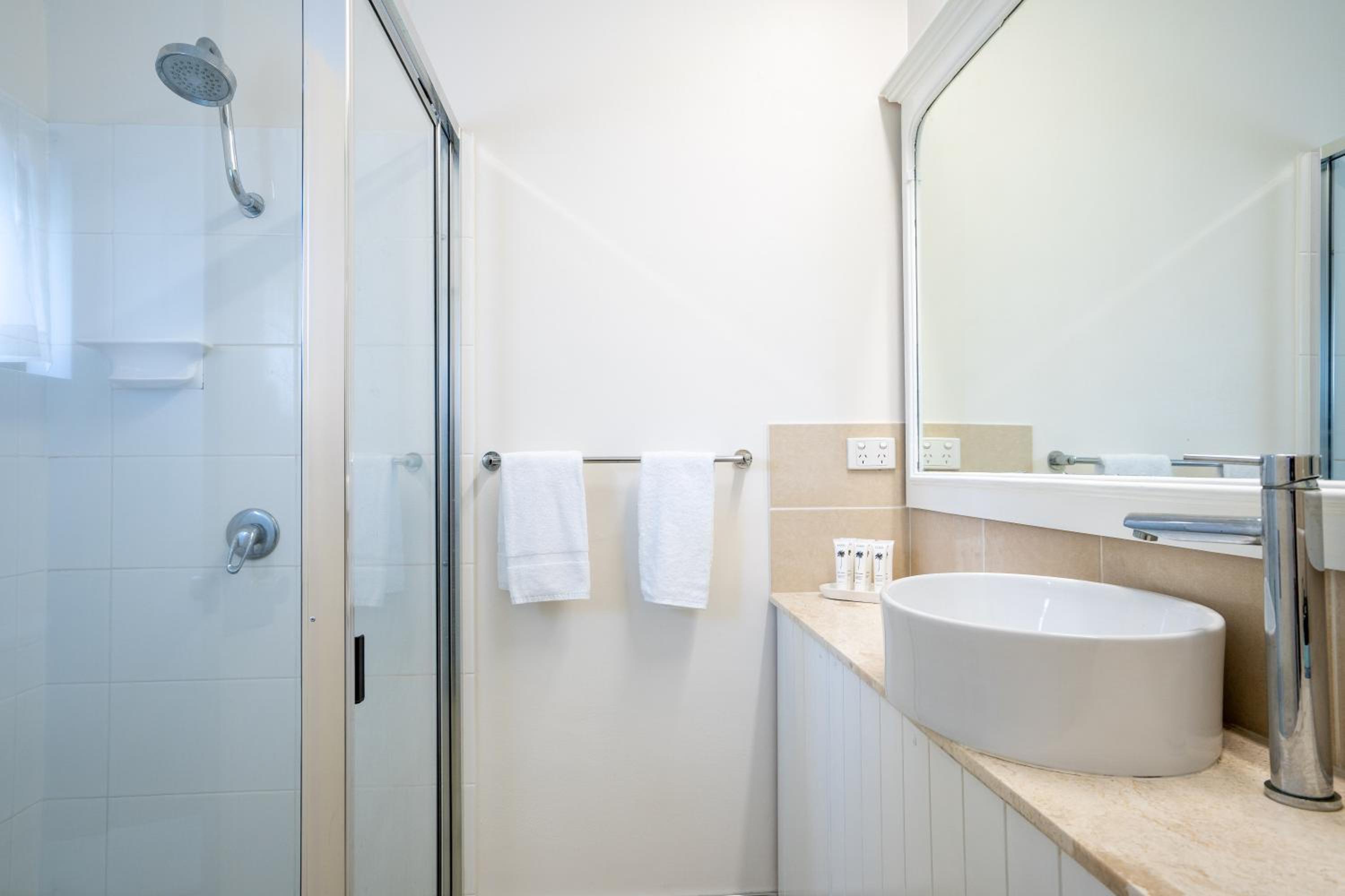 Standard King Room - Photo 5
