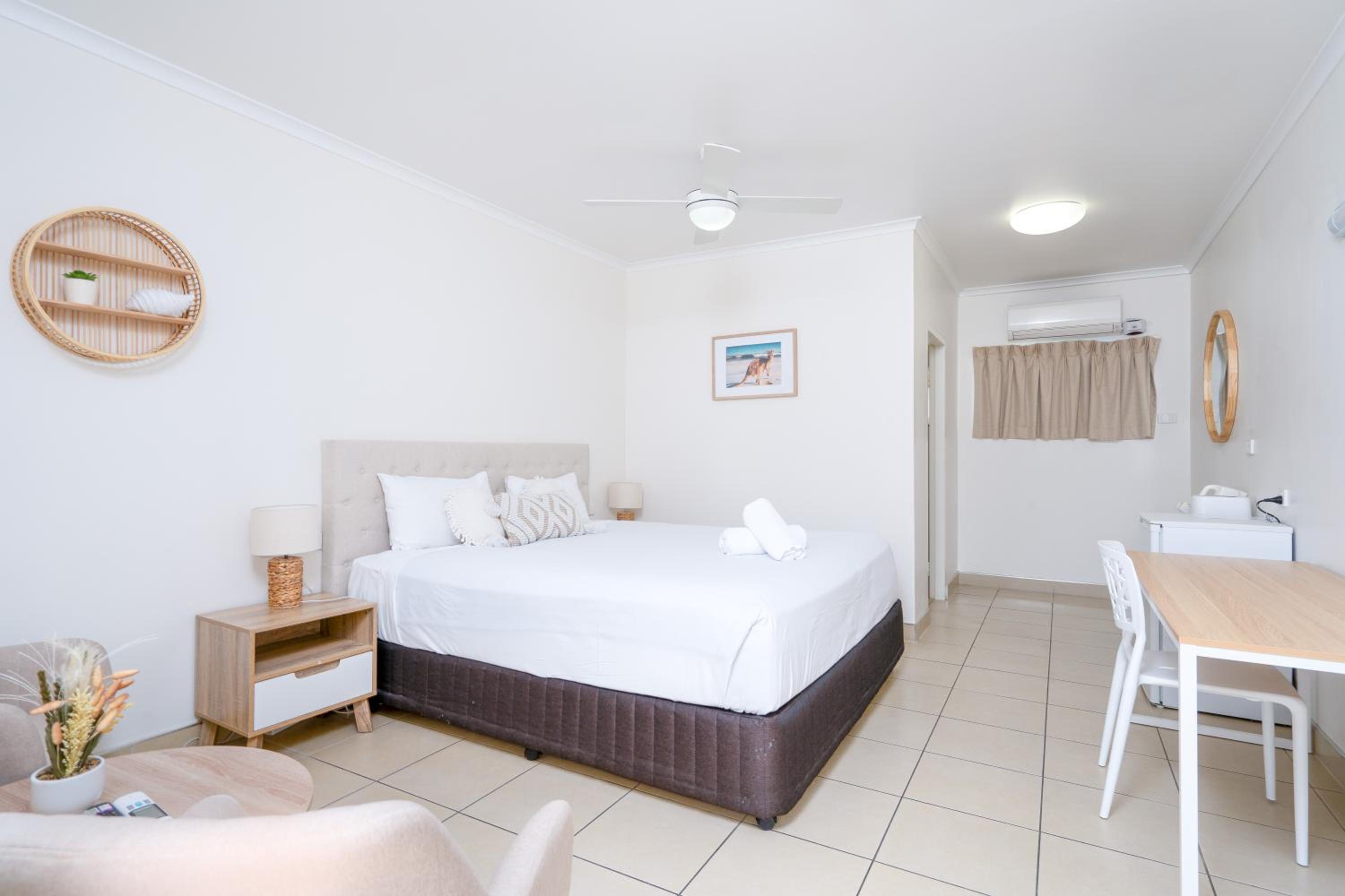 Deluxe King Room - Photo 7
