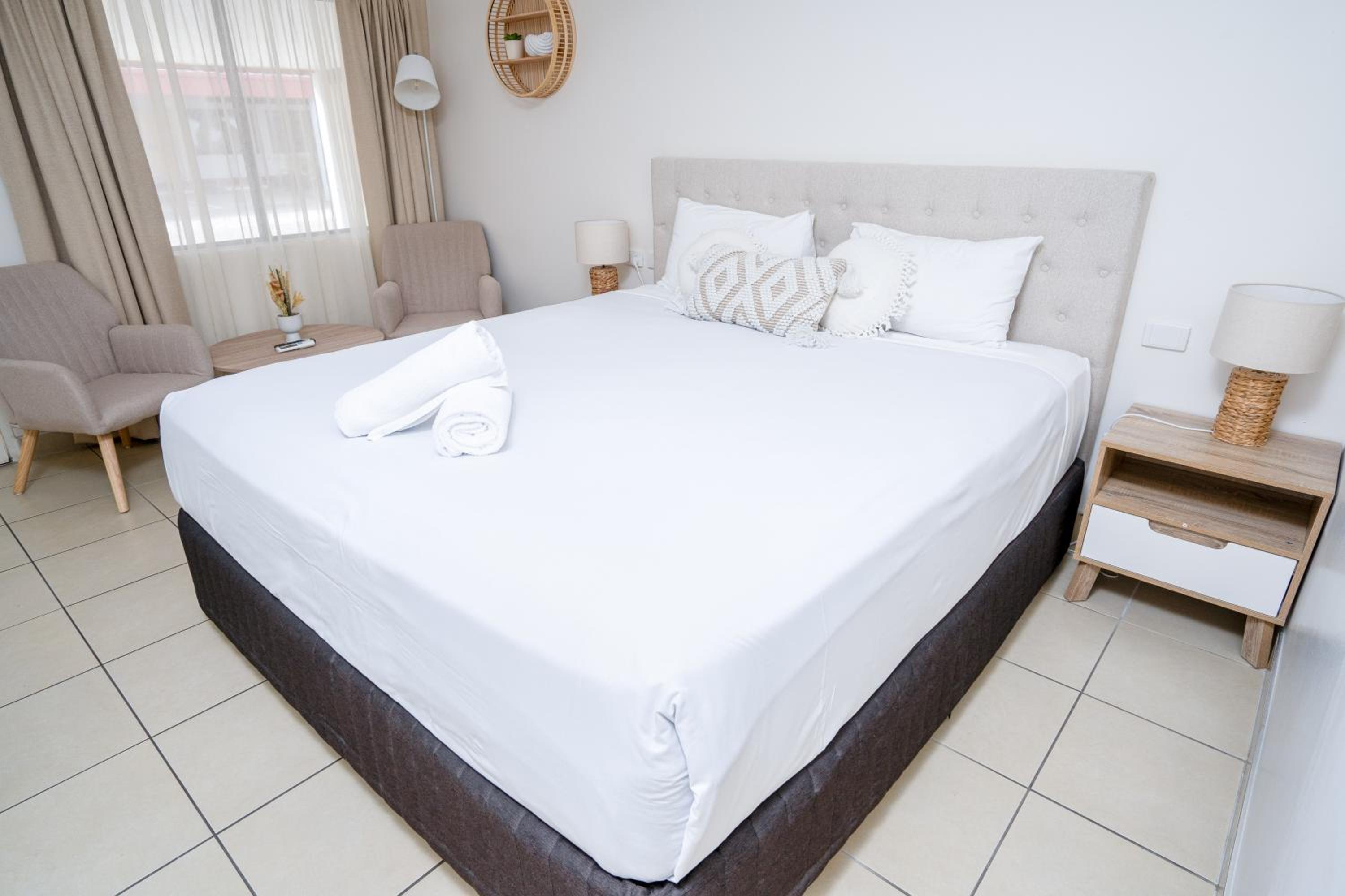 Deluxe King Room - Photo 6